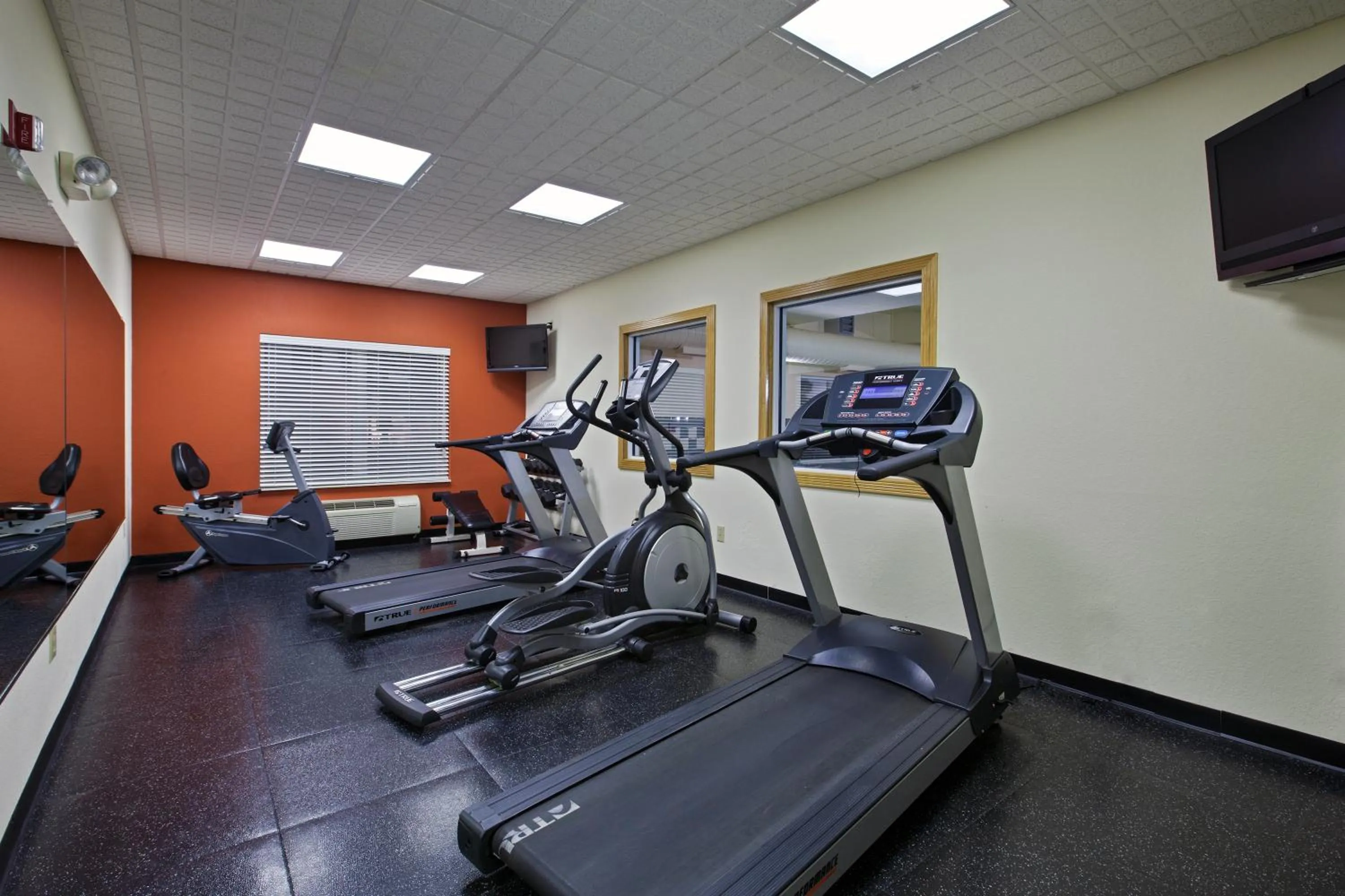Fitness centre/facilities in Country Inn & Suites by Radisson, Cincinnati Airport, KY