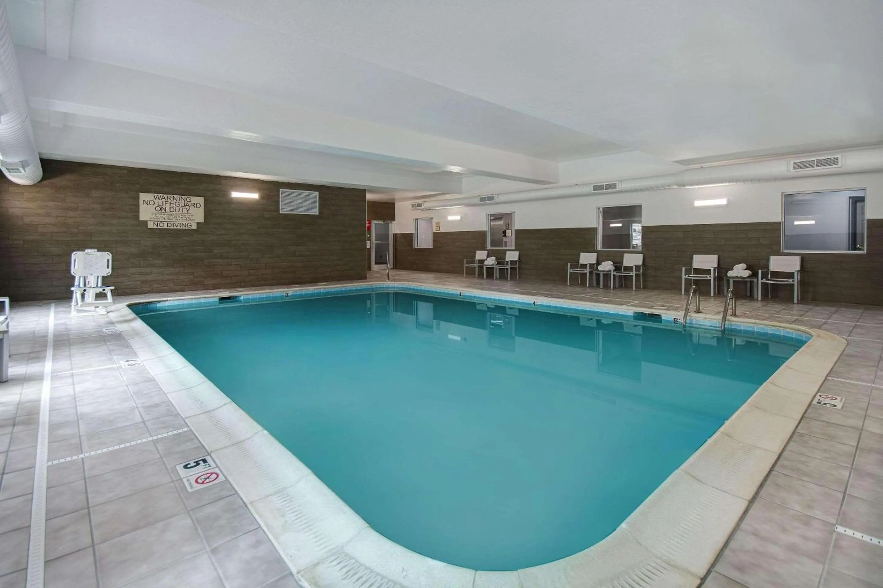 Swimming pool in Country Inn & Suites by Radisson, Cincinnati Airport, KY