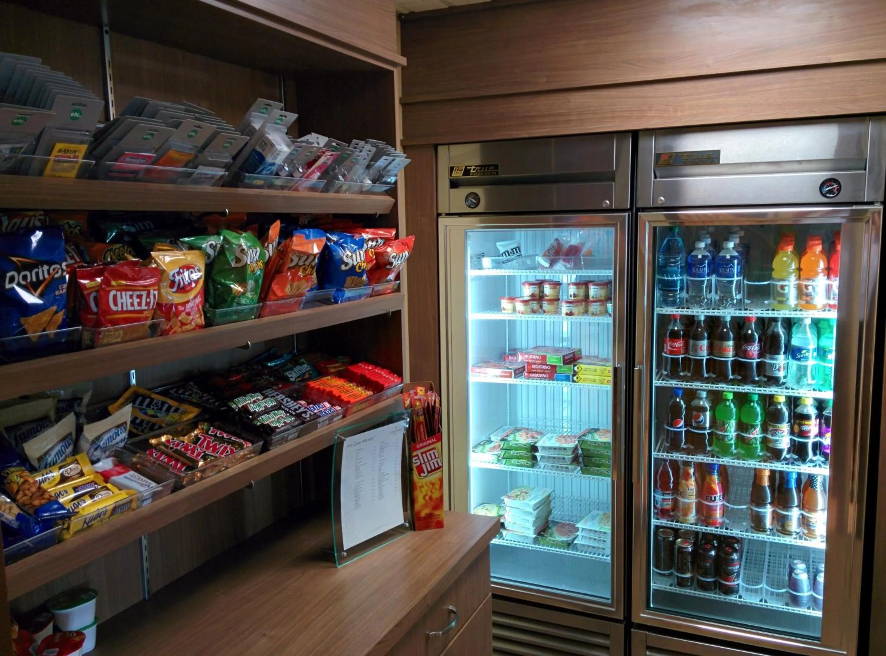 On-site shops in Country Inn & Suites by Radisson, Cincinnati Airport, KY