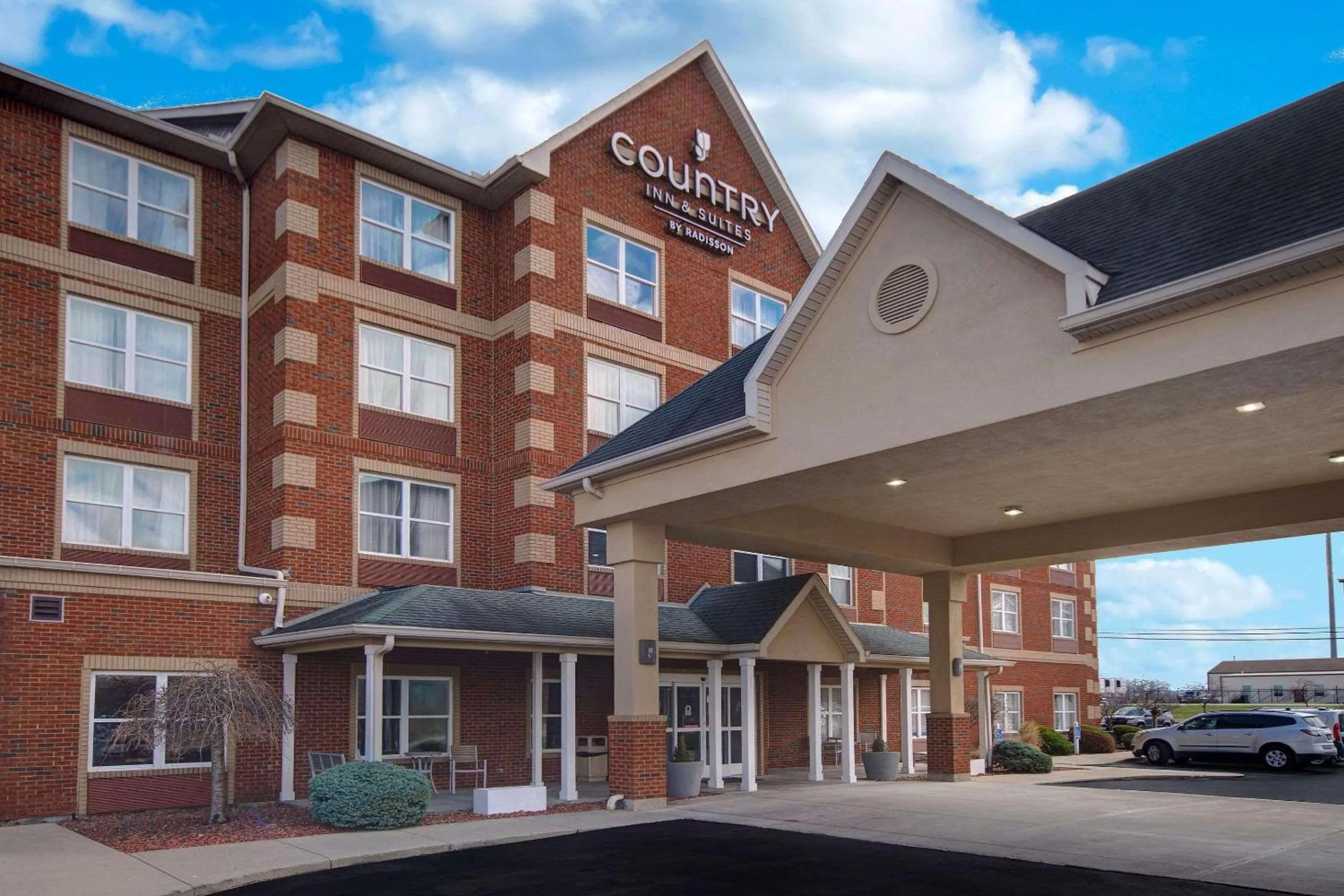 Property building in Country Inn & Suites by Radisson, Cincinnati Airport, KY