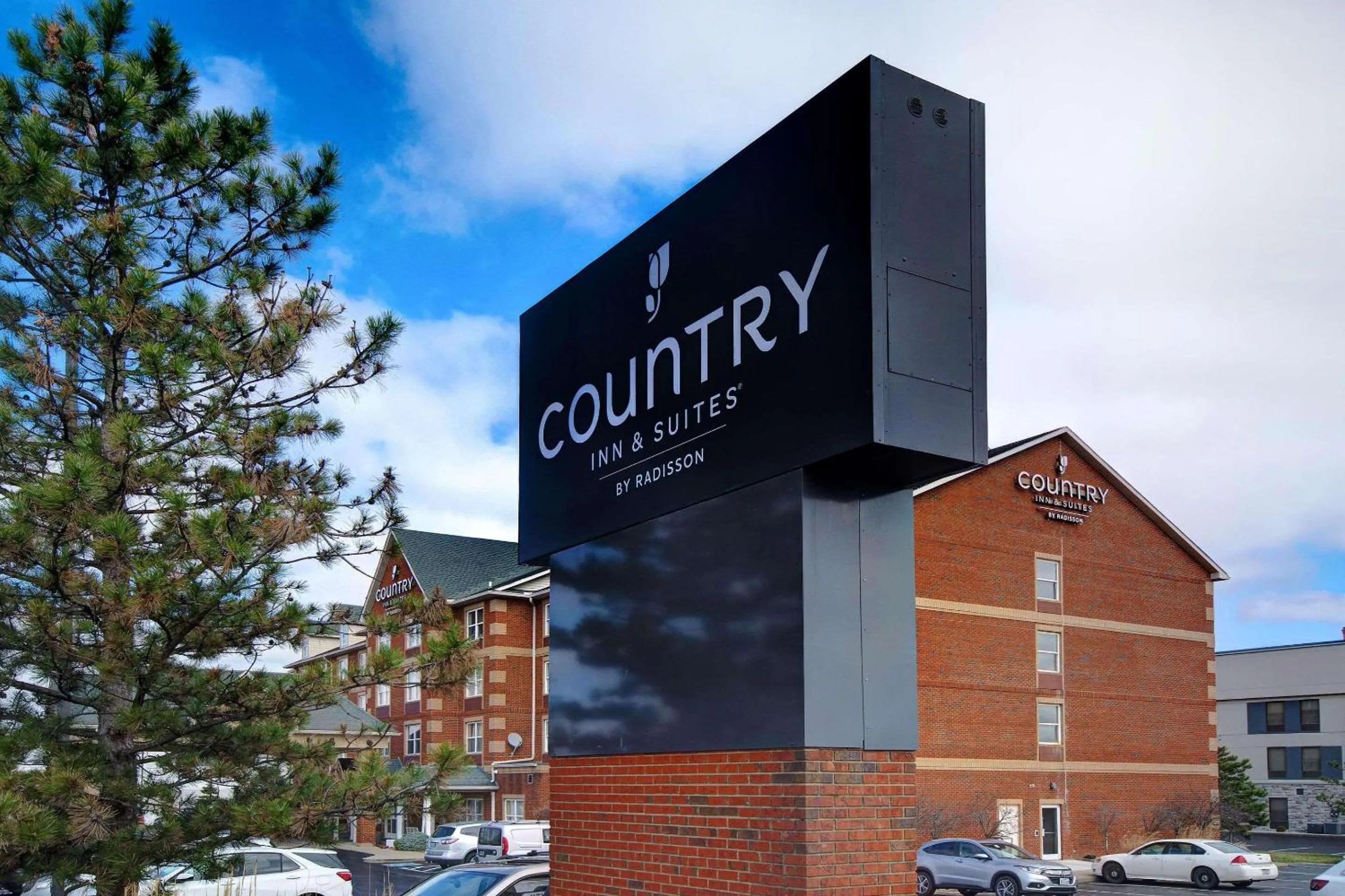 Property building in Country Inn & Suites by Radisson, Cincinnati Airport, KY