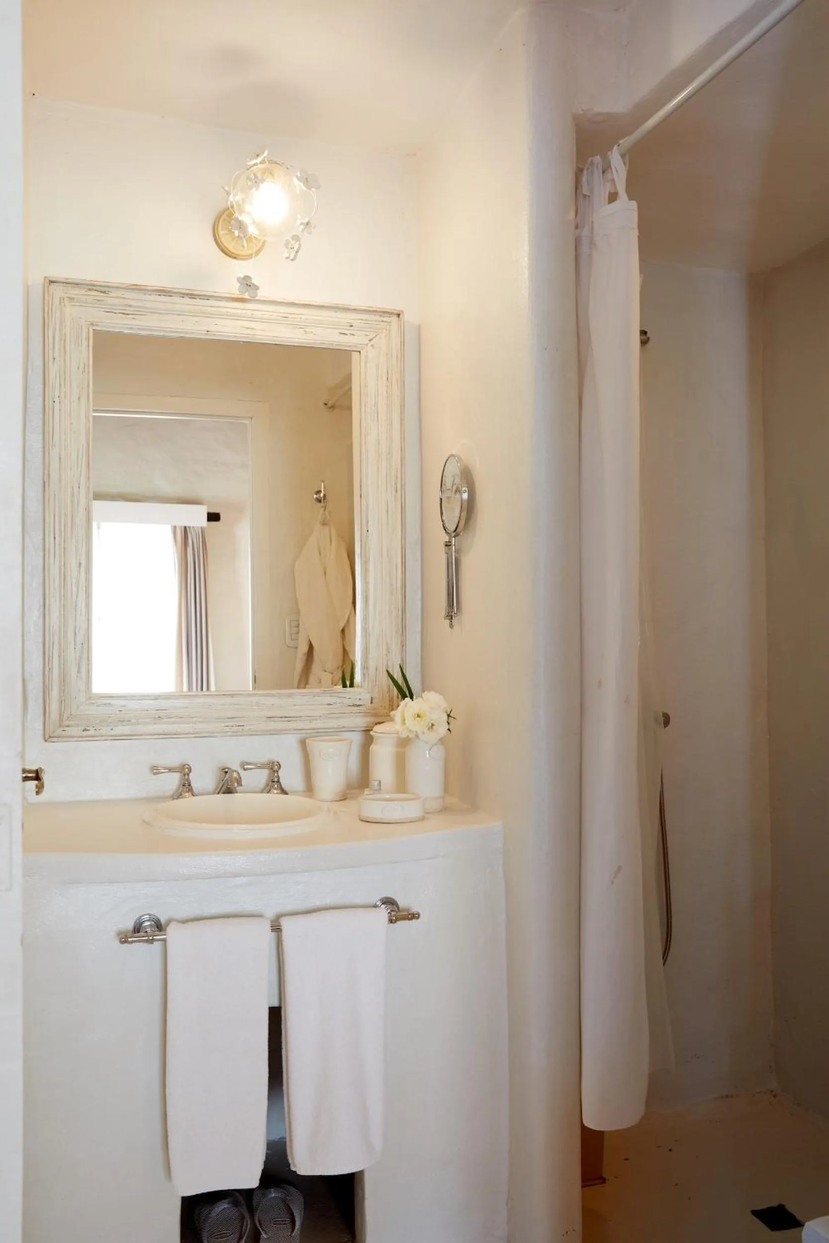 Shower in House of Jasmines Relais & Châteaux