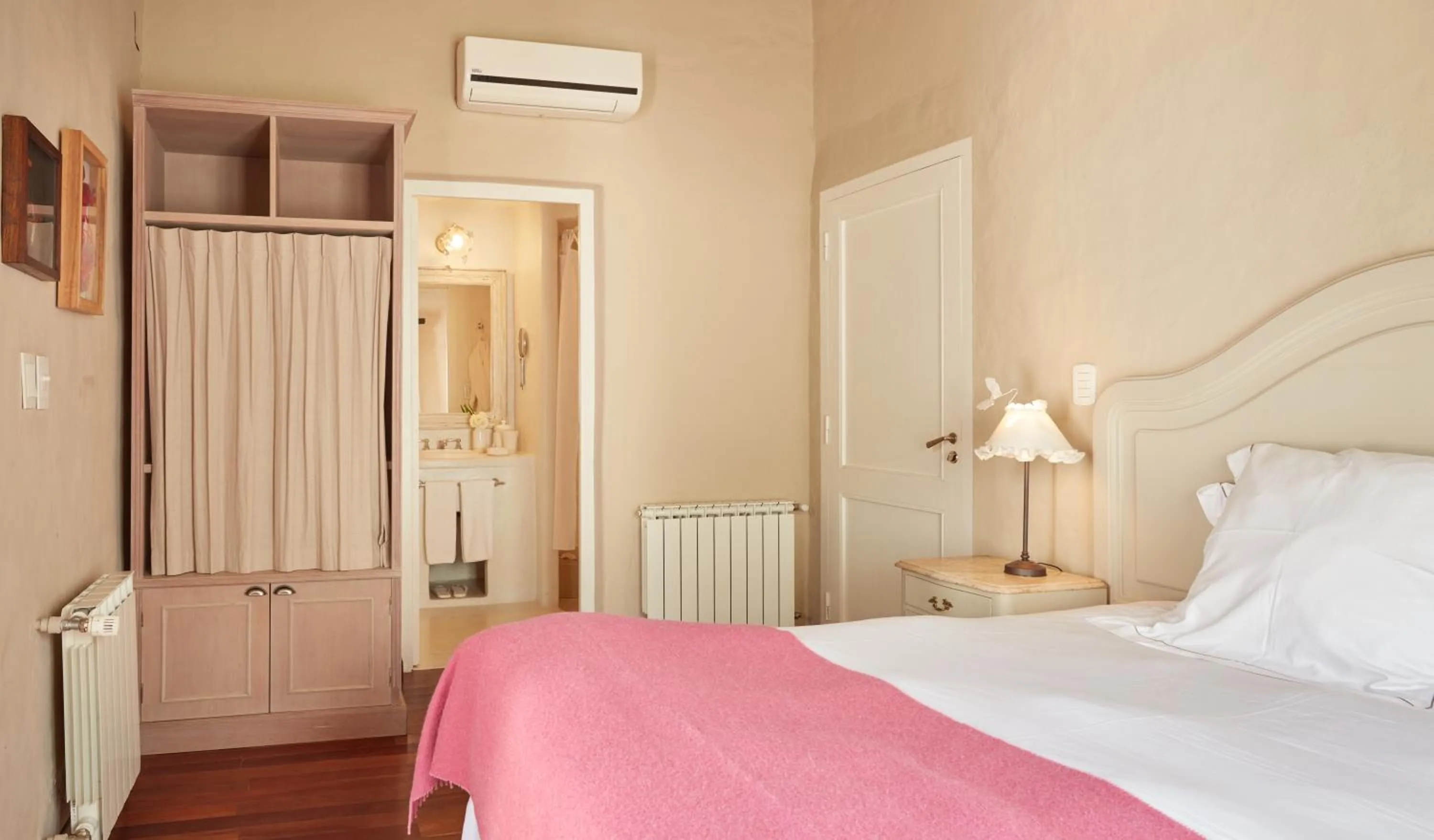 Bedroom, Bed in House of Jasmines Relais & Châteaux