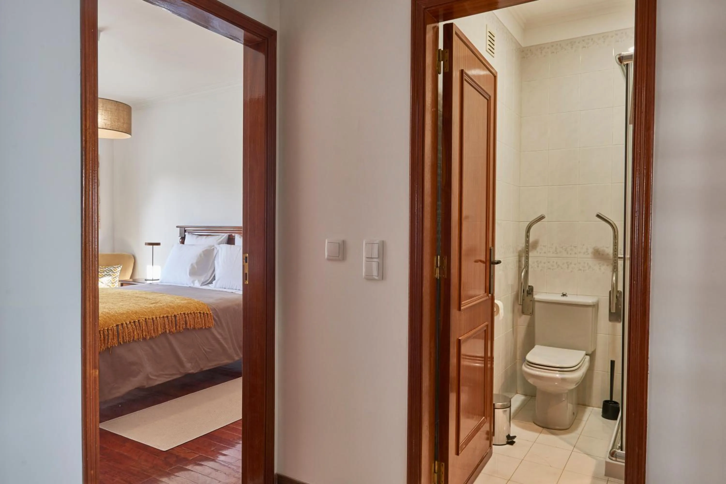 Toilet, Bed in Cascais Handsome Apartment