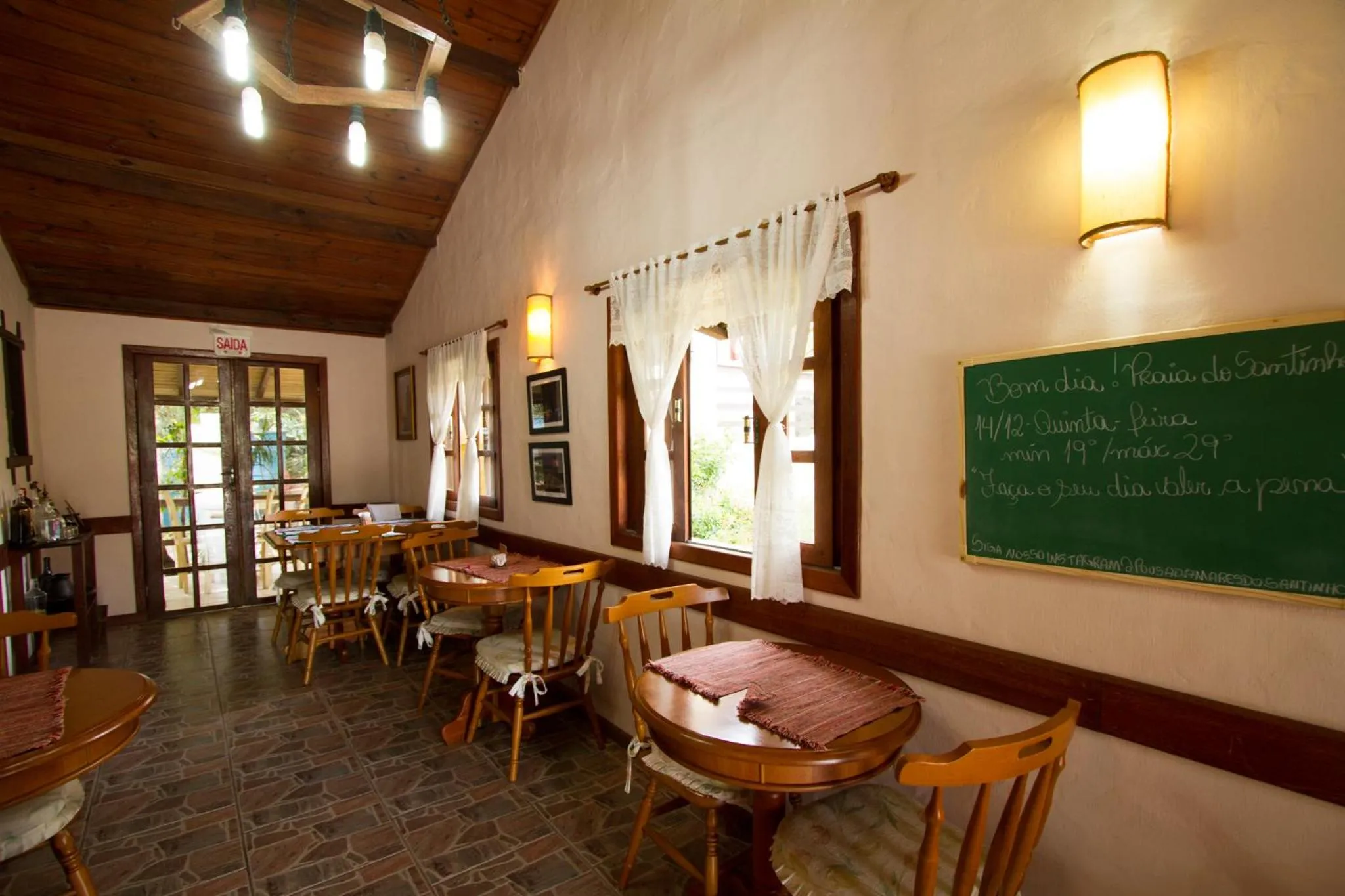 Restaurant/places to eat in Pousada Mares do Santinho