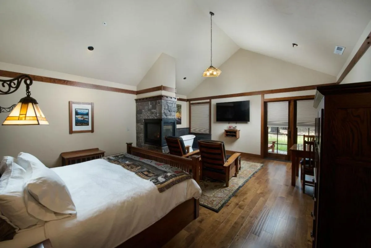 Bed in FivePine Lodge