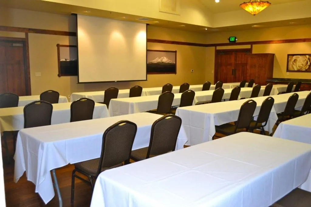 Business facilities in FivePine Lodge