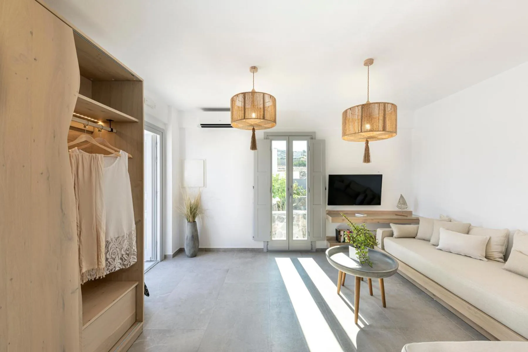 TV and multimedia in Alafropetra Luxury Suites