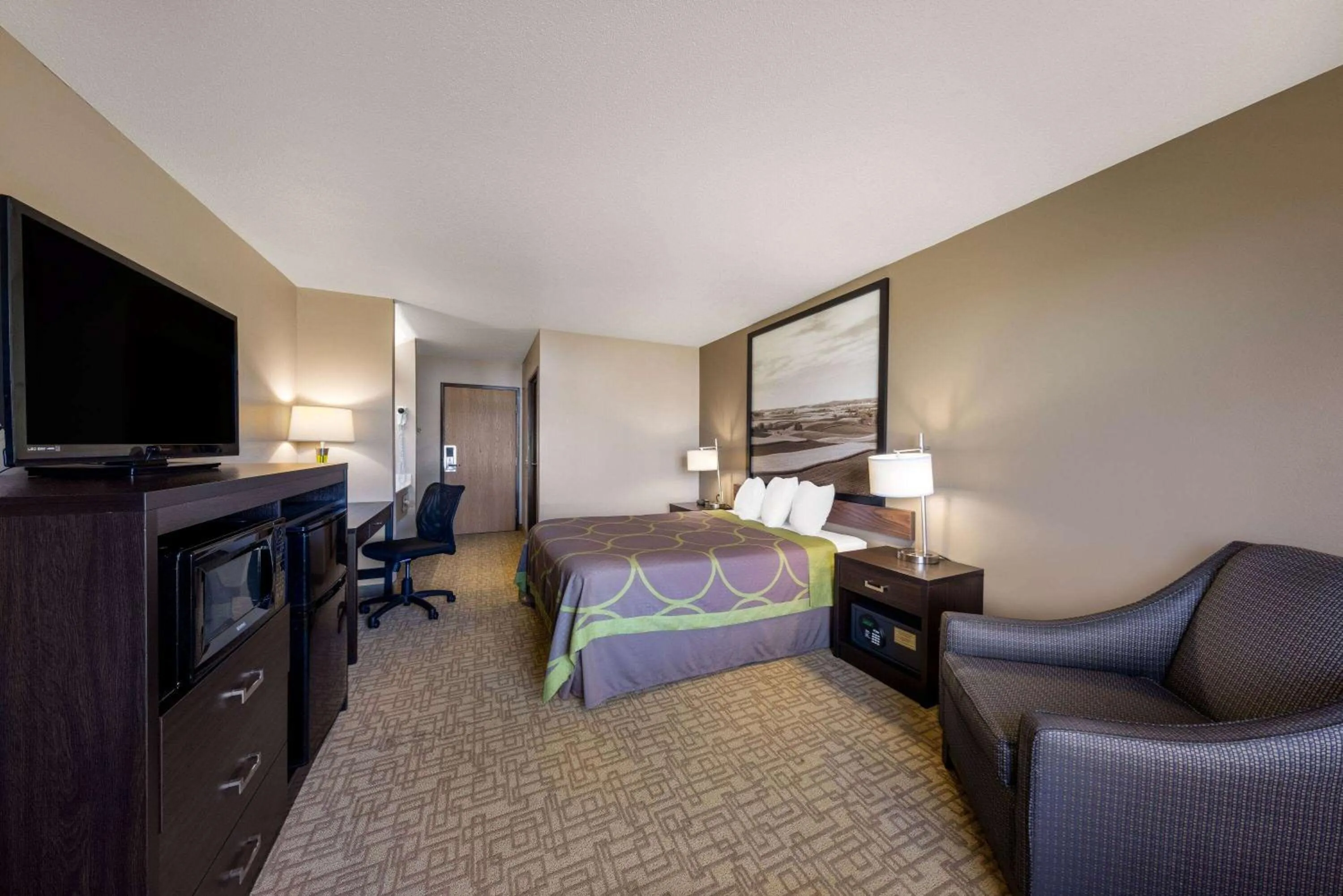 Photo of the whole room, Bed in Super 8 by Wyndham Jackson MN