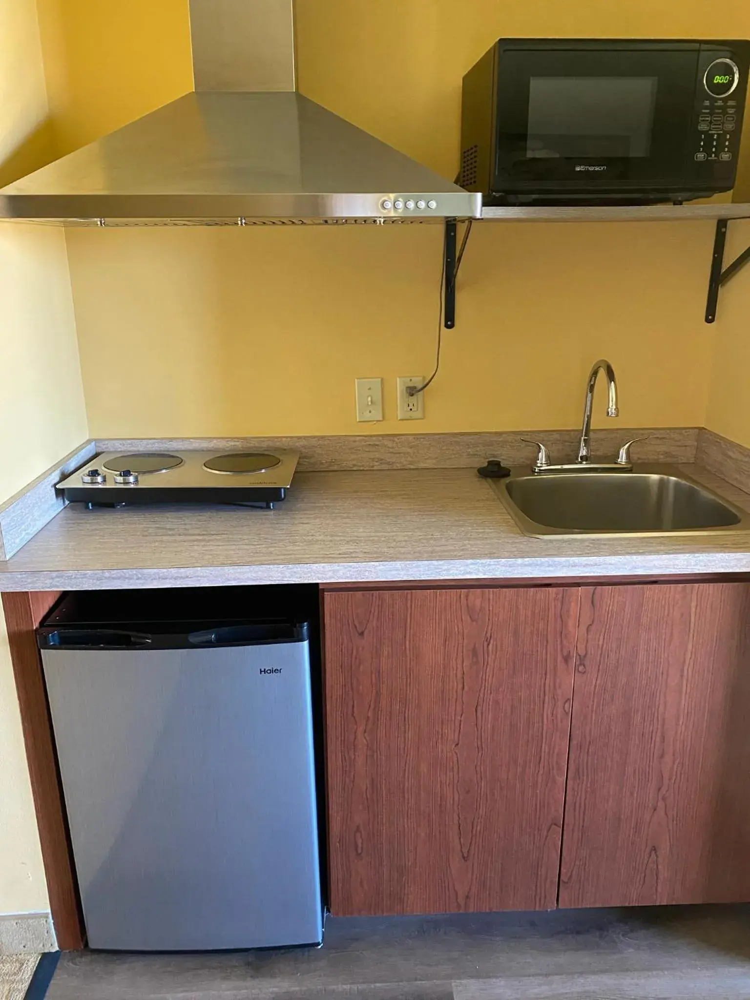 Deluxe King Suite with Jetted Tub and Kitchenette - Non-Smoking in Super 8 by Wyndham Jackson MN Deluxe King Suite with Jetted Tub and Kitchenette - Non-Smoking in Super 8 by Wyndham Jackson MN