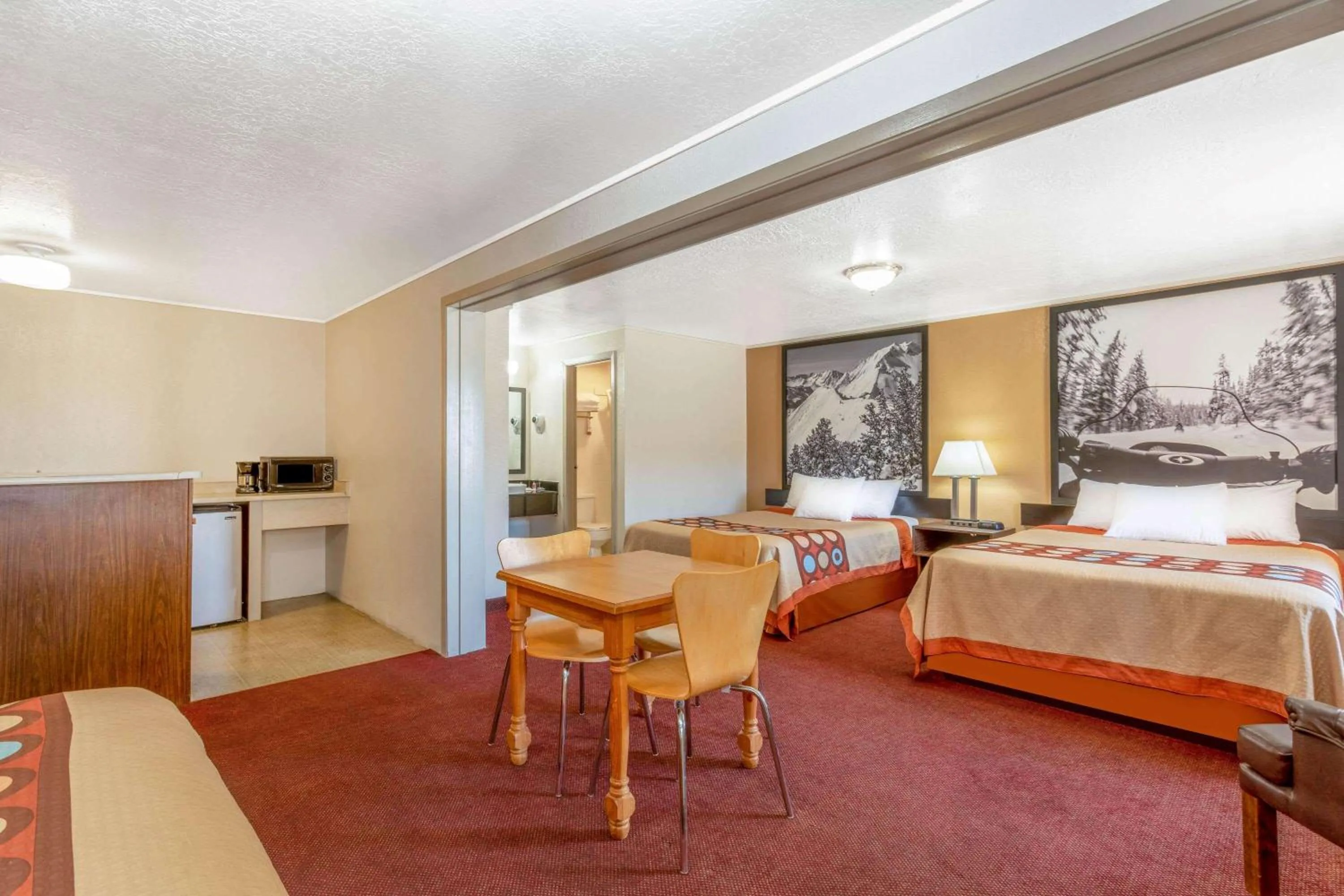 Photo of the whole room, Bed in Super 8 by Wyndham Evanston