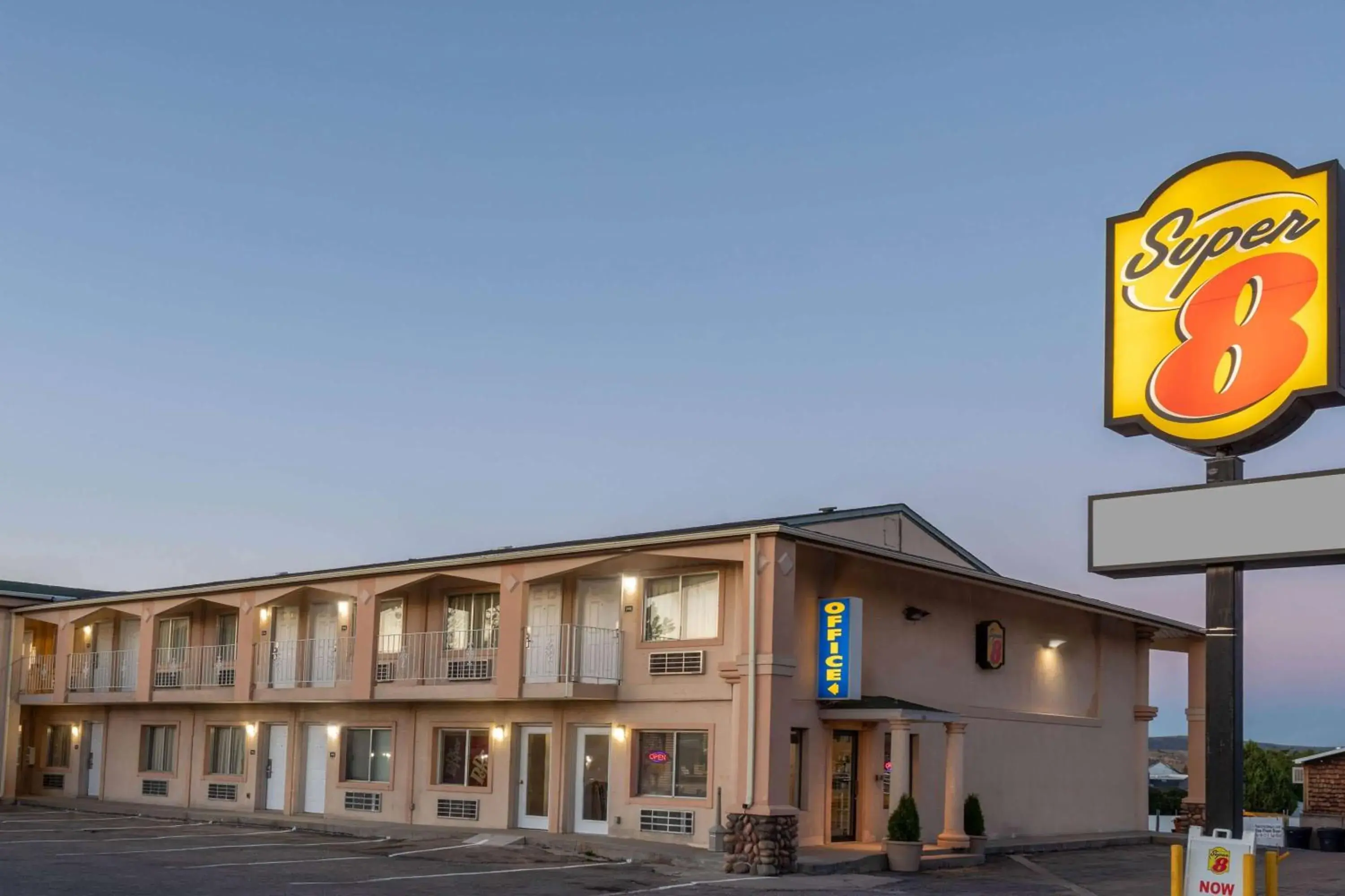 Property building in Super 8 by Wyndham Evanston Property building in Super 8 by Wyndham Evanston
