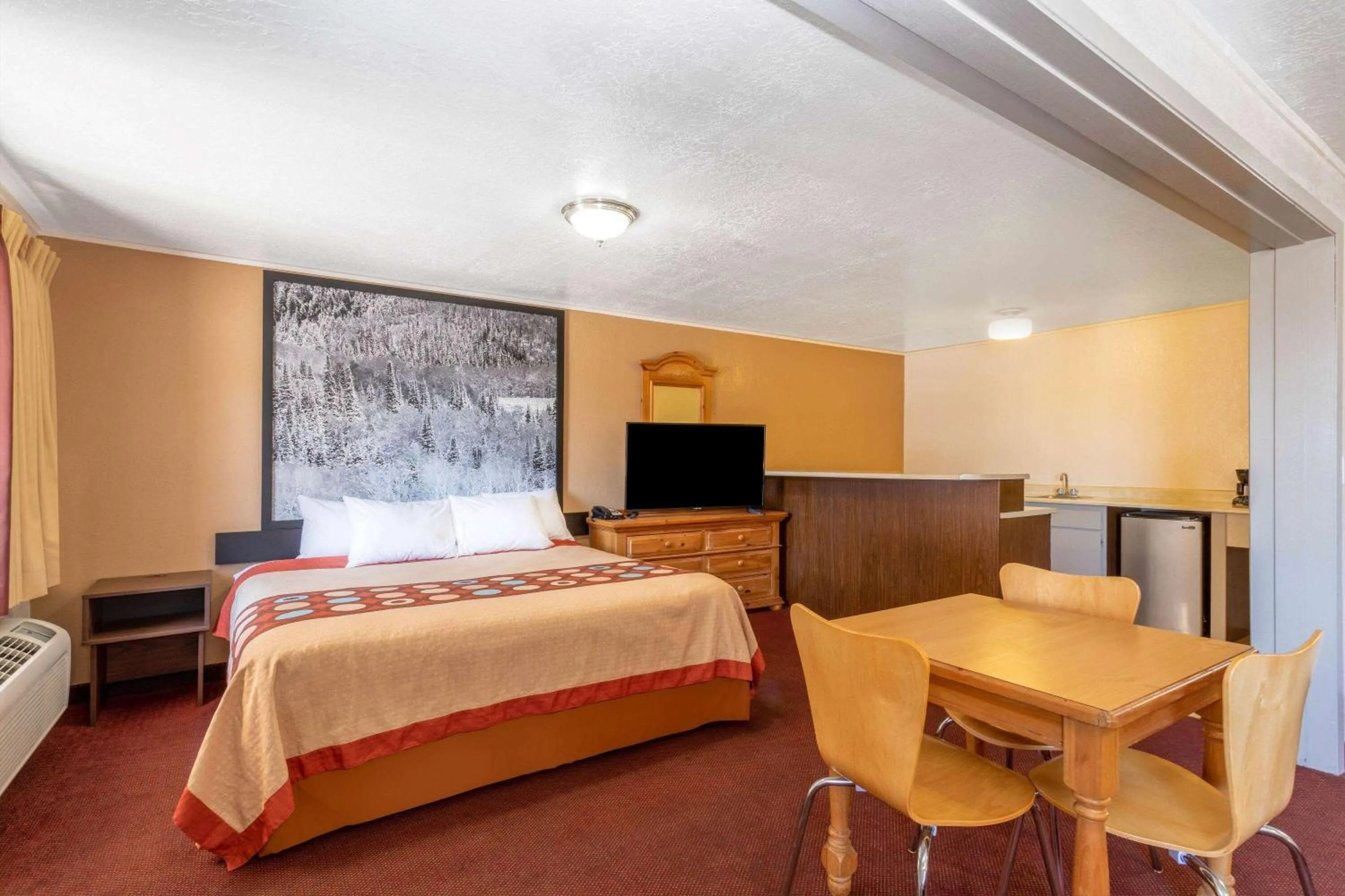 Photo of the whole room, Bed in Super 8 by Wyndham Evanston