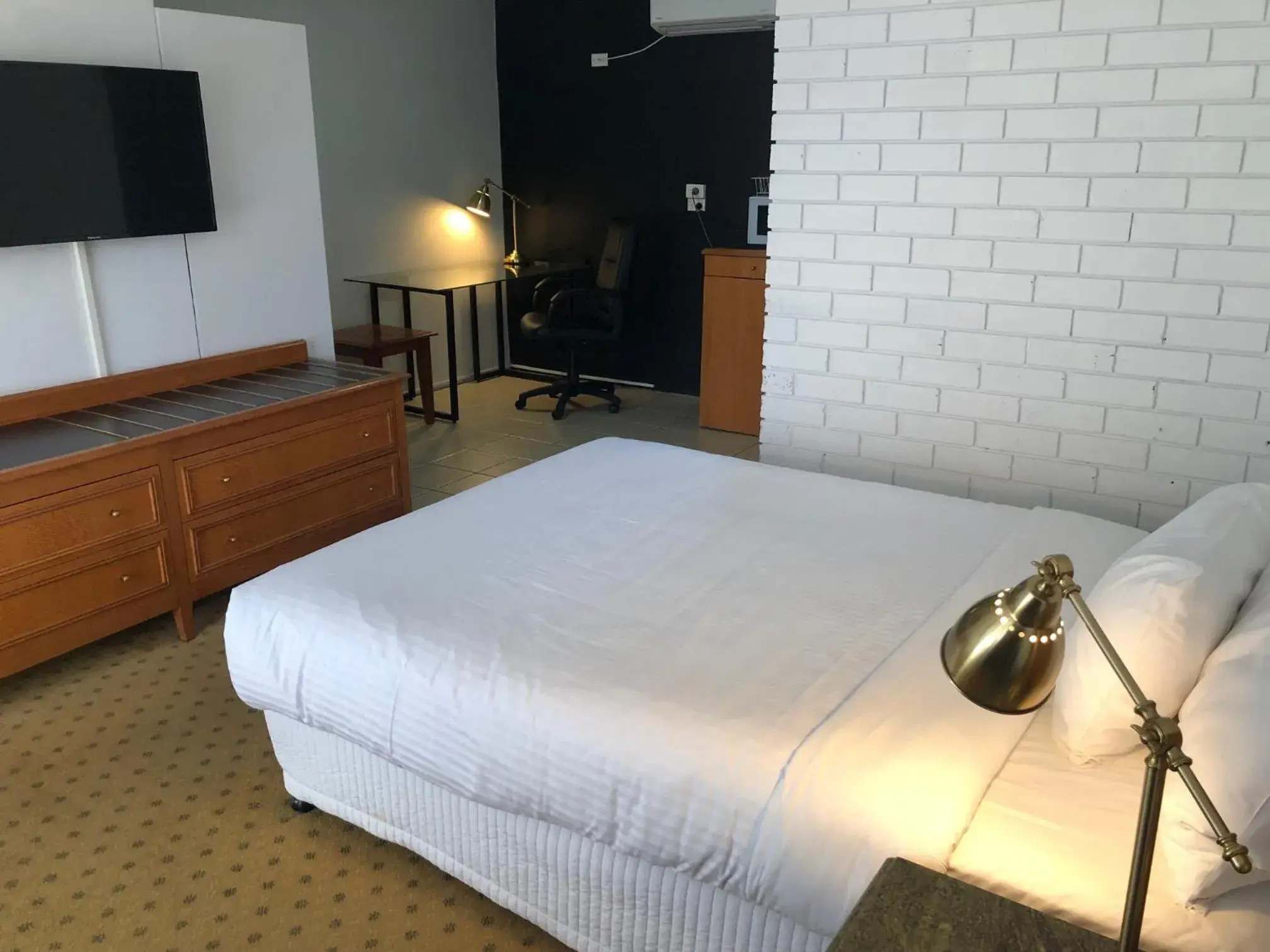 Photo of the whole room, Bed in Matador Motor Inn Photo of the whole room, Bed in Matador Motor Inn