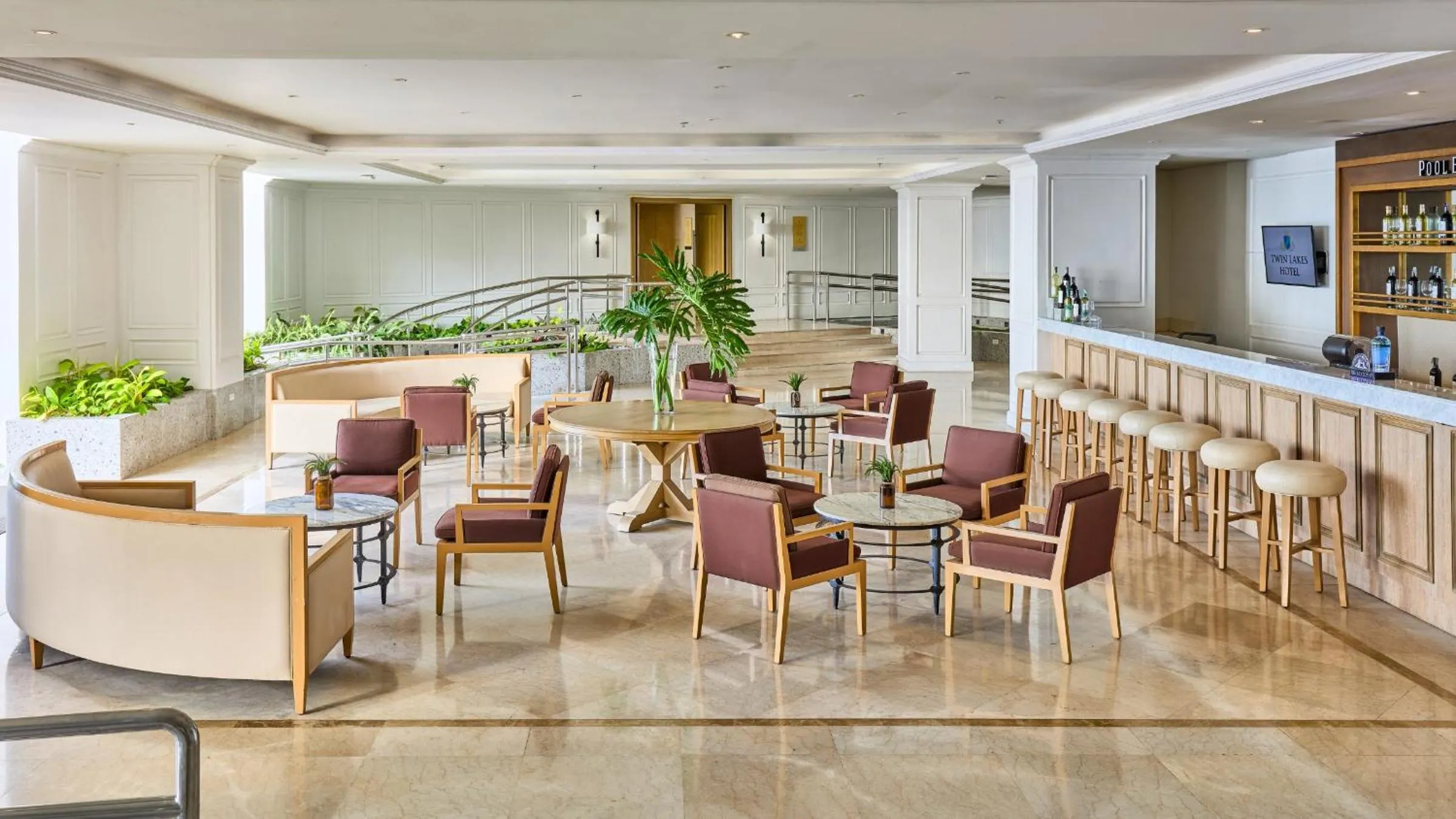 Restaurant/places to eat in Twin Lakes Hotel near Tagaytay