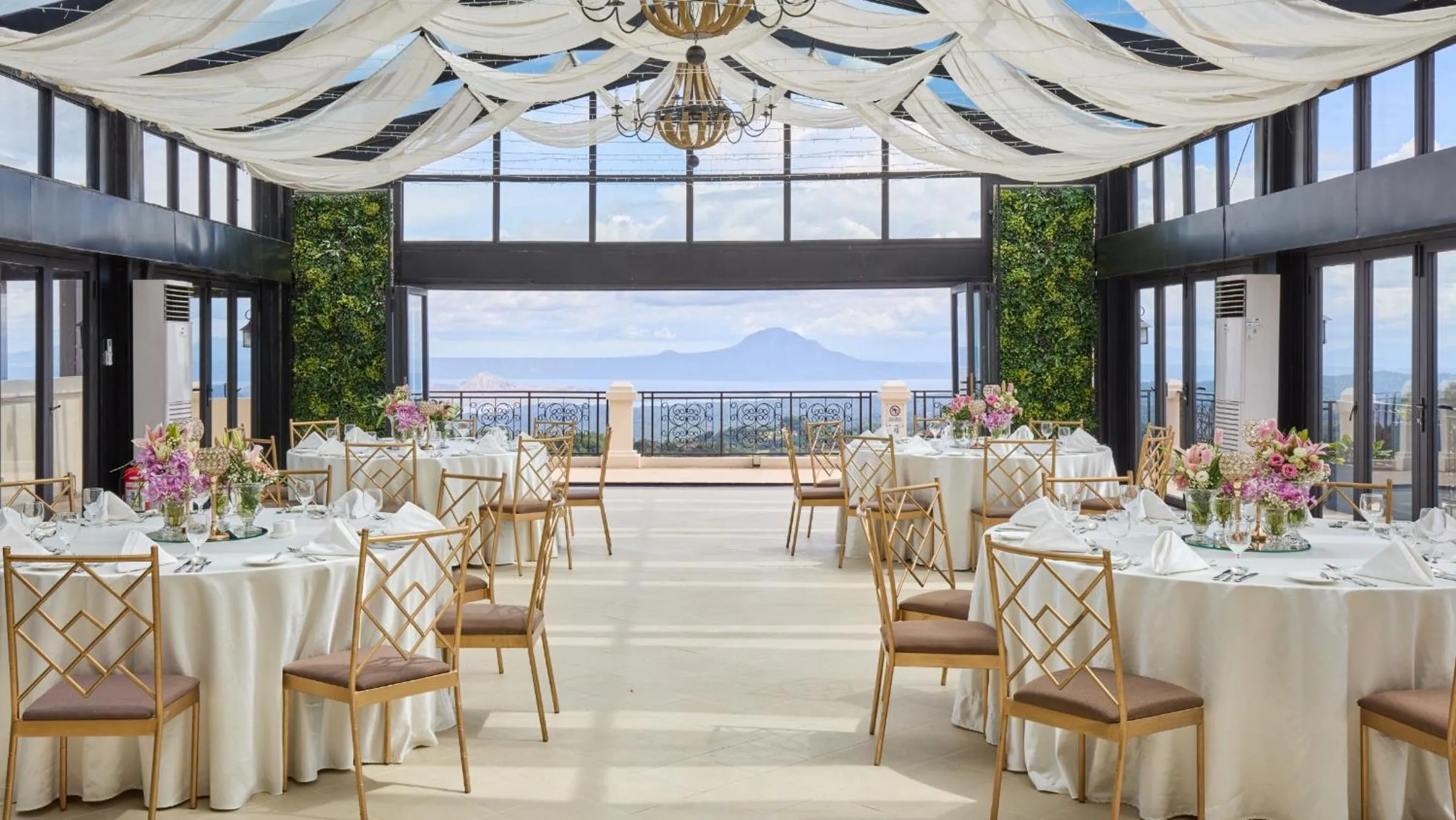 Restaurant/places to eat in Twin Lakes Hotel near Tagaytay