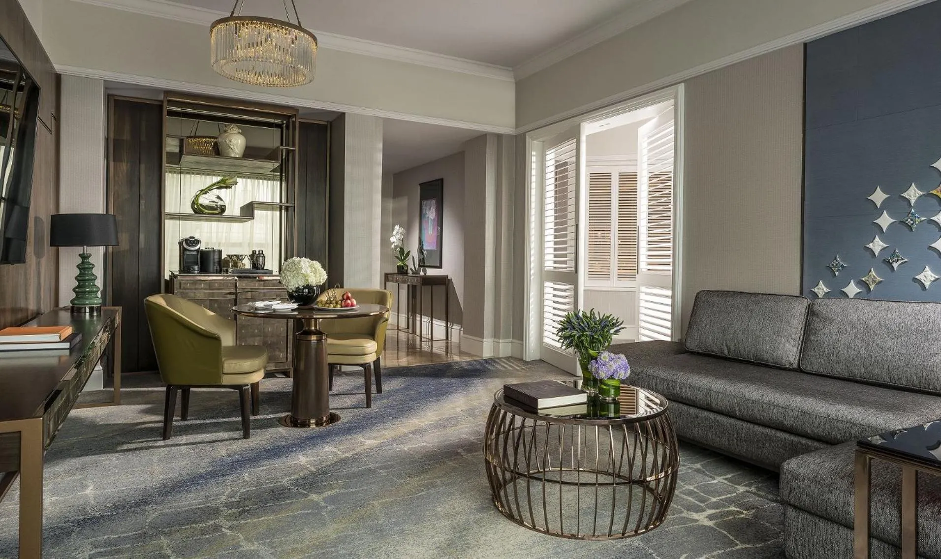 TV and multimedia in Four Seasons Hotel Singapore