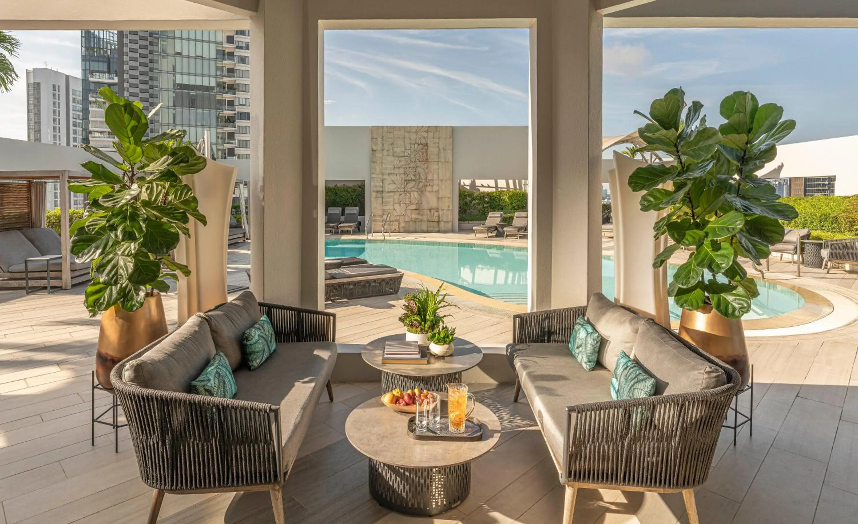 Pool view in Four Seasons Hotel Singapore