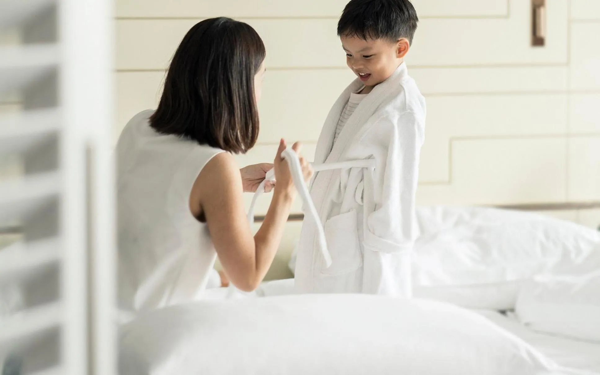 Bedroom, Bed in Four Seasons Hotel Singapore