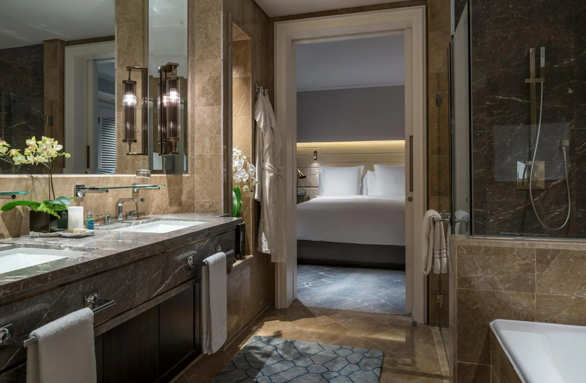 Bathroom, Bed in Four Seasons Hotel Singapore