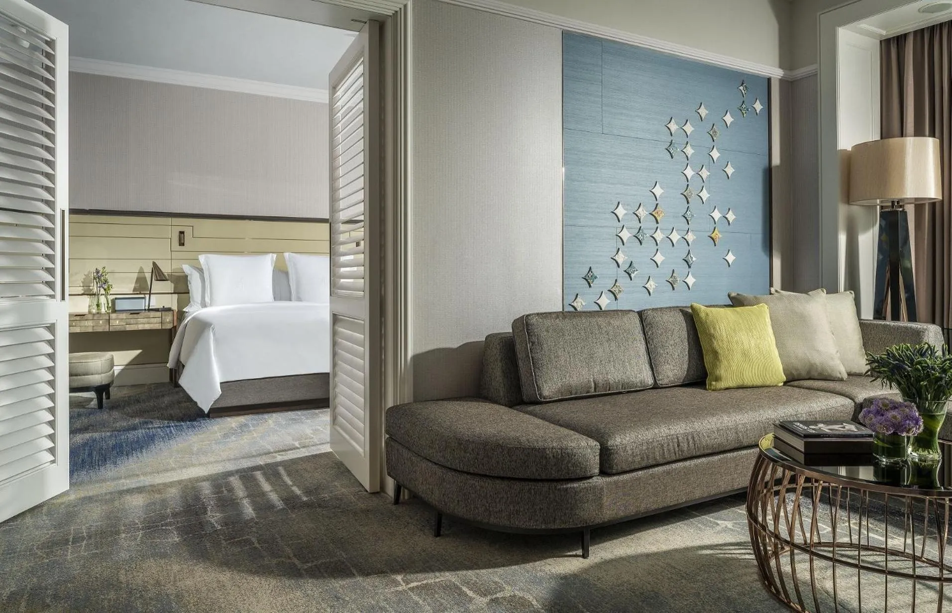 Living room in Four Seasons Hotel Singapore