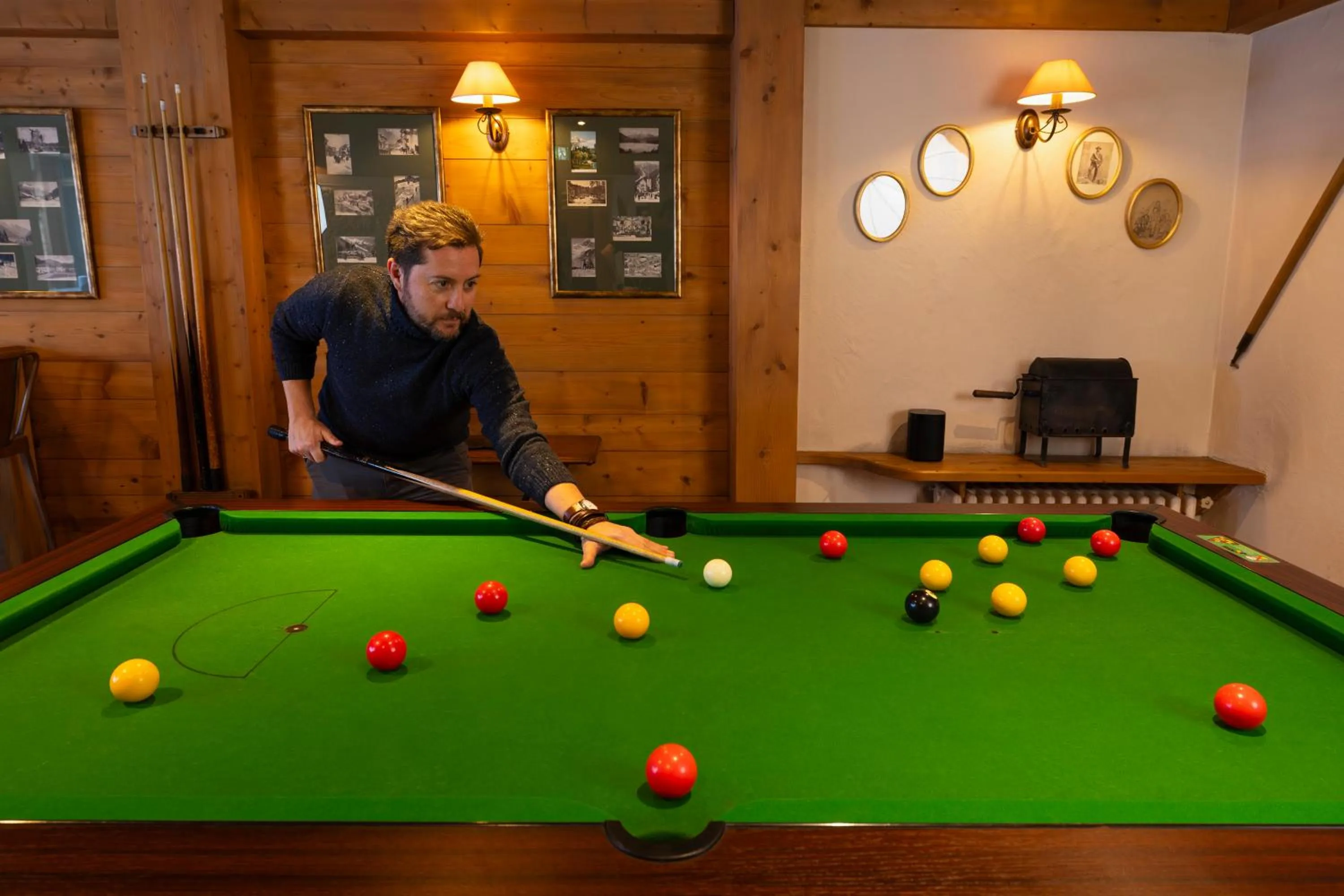 Billiard in Hôtel de L'Arve by HappyCulture