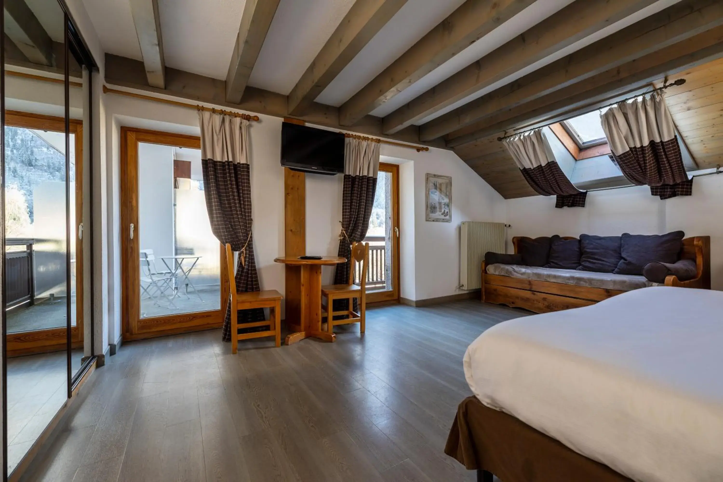 Balcony/Terrace, Bed in Hôtel de L'Arve by HappyCulture Balcony/Terrace, Bed in Hôtel de L'Arve by HappyCulture