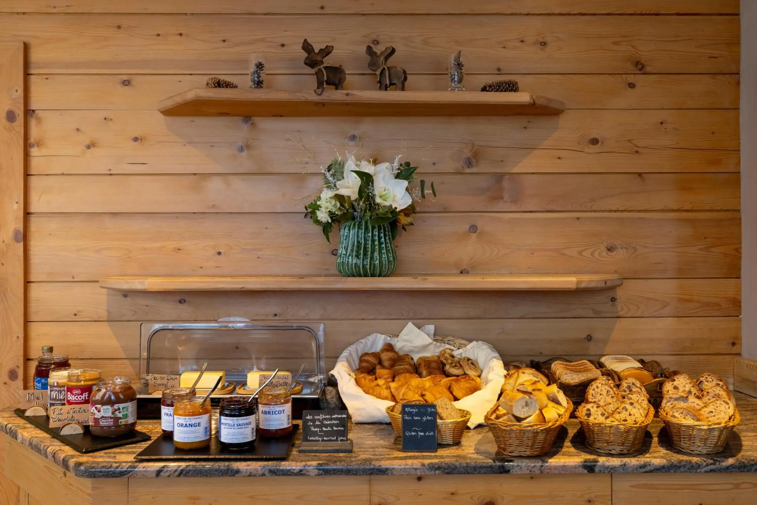 Food in Hôtel de L'Arve by HappyCulture Food in Hôtel de L'Arve by HappyCulture