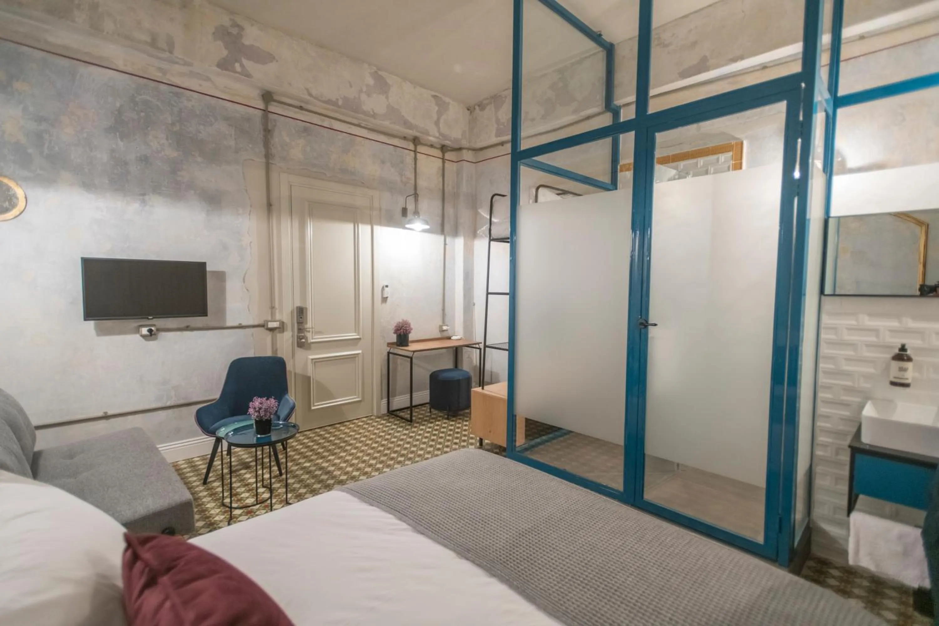 Photo of the whole room, Bed in Jojo TLV