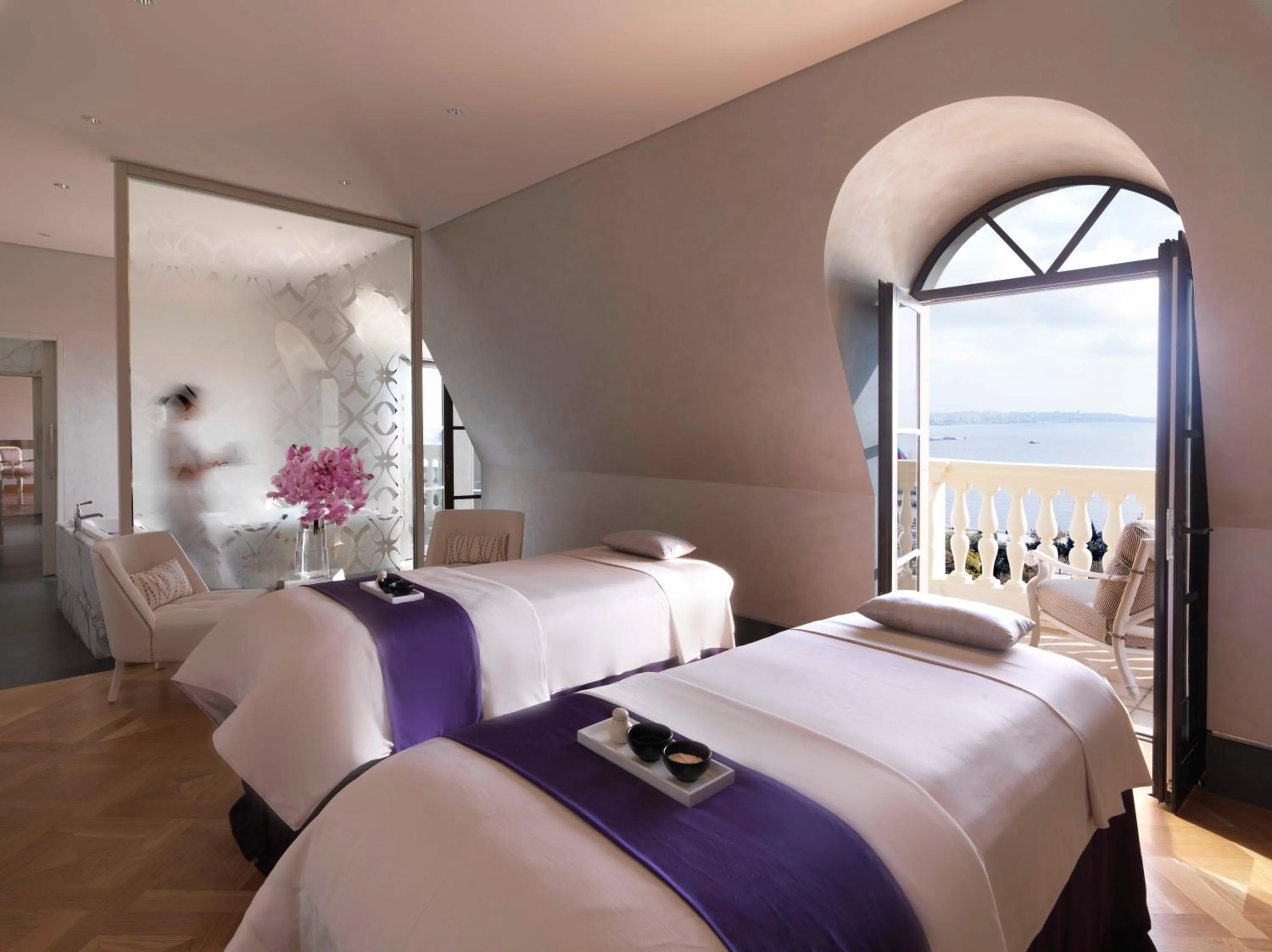 Staff, Bed in Four Seasons Hotel Baku