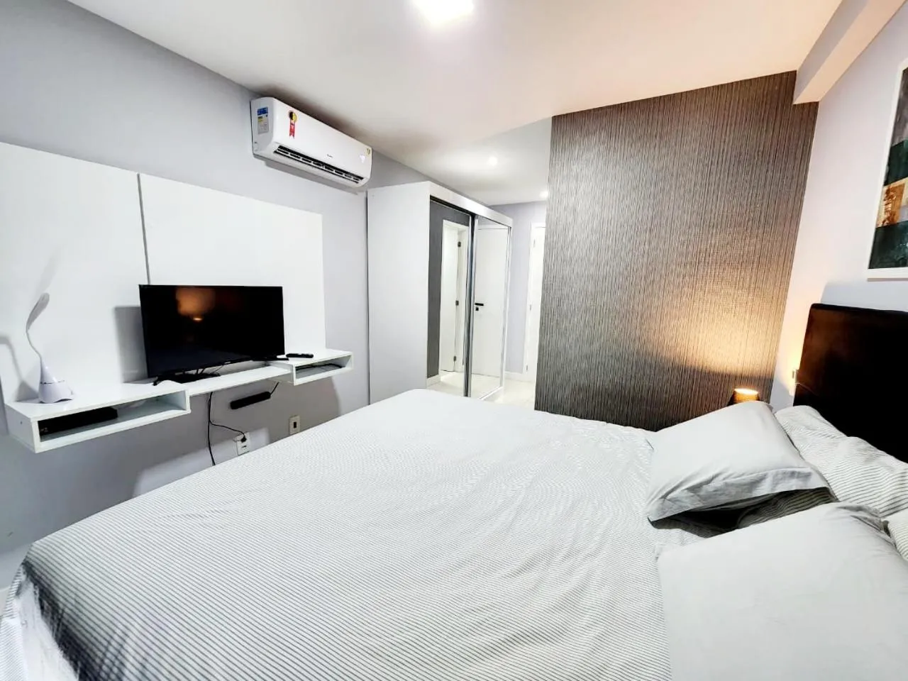 Photo of the whole room, Bed in Cobertura em Ondina