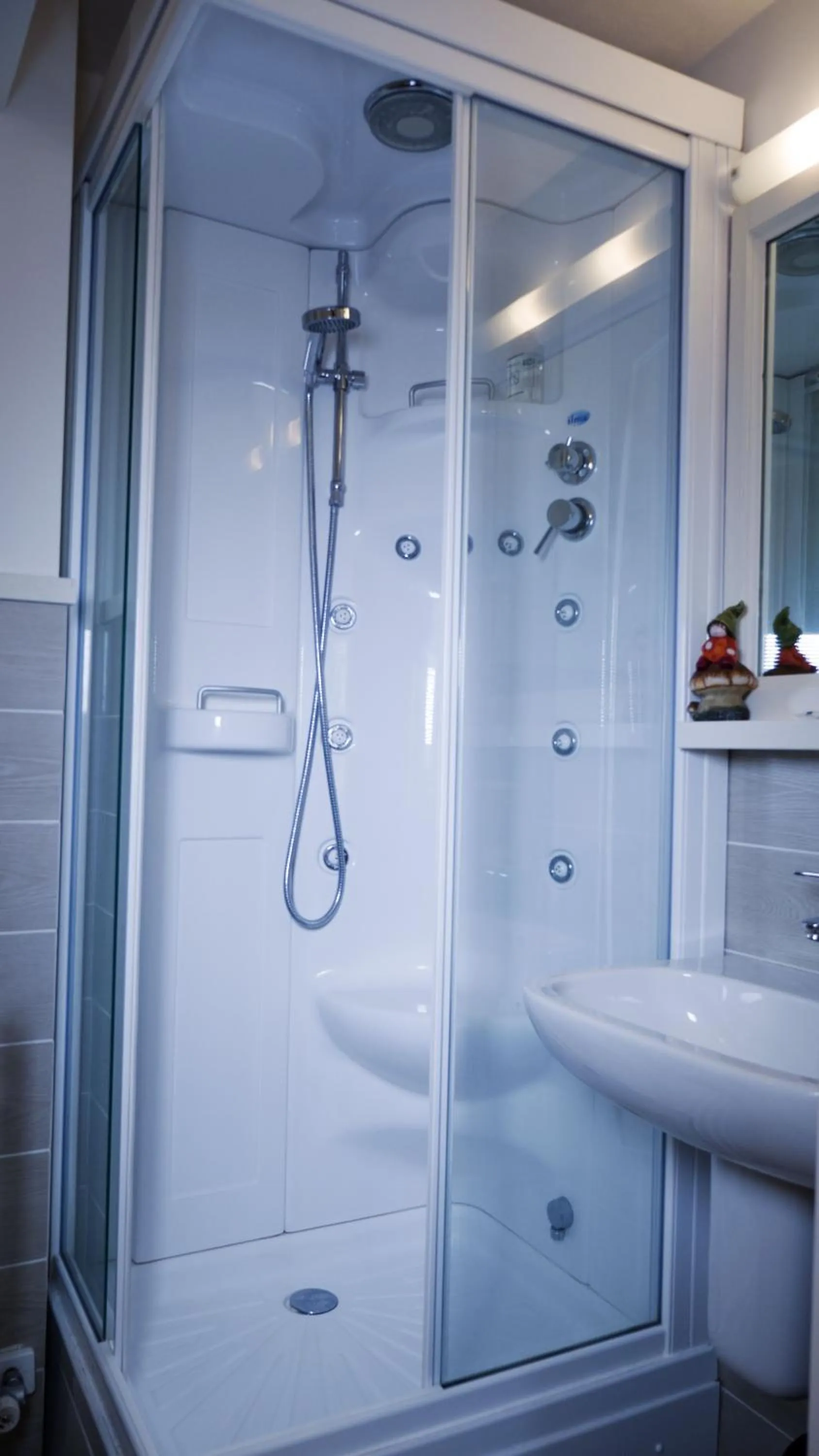 Shower in Hotel B&B Francolini