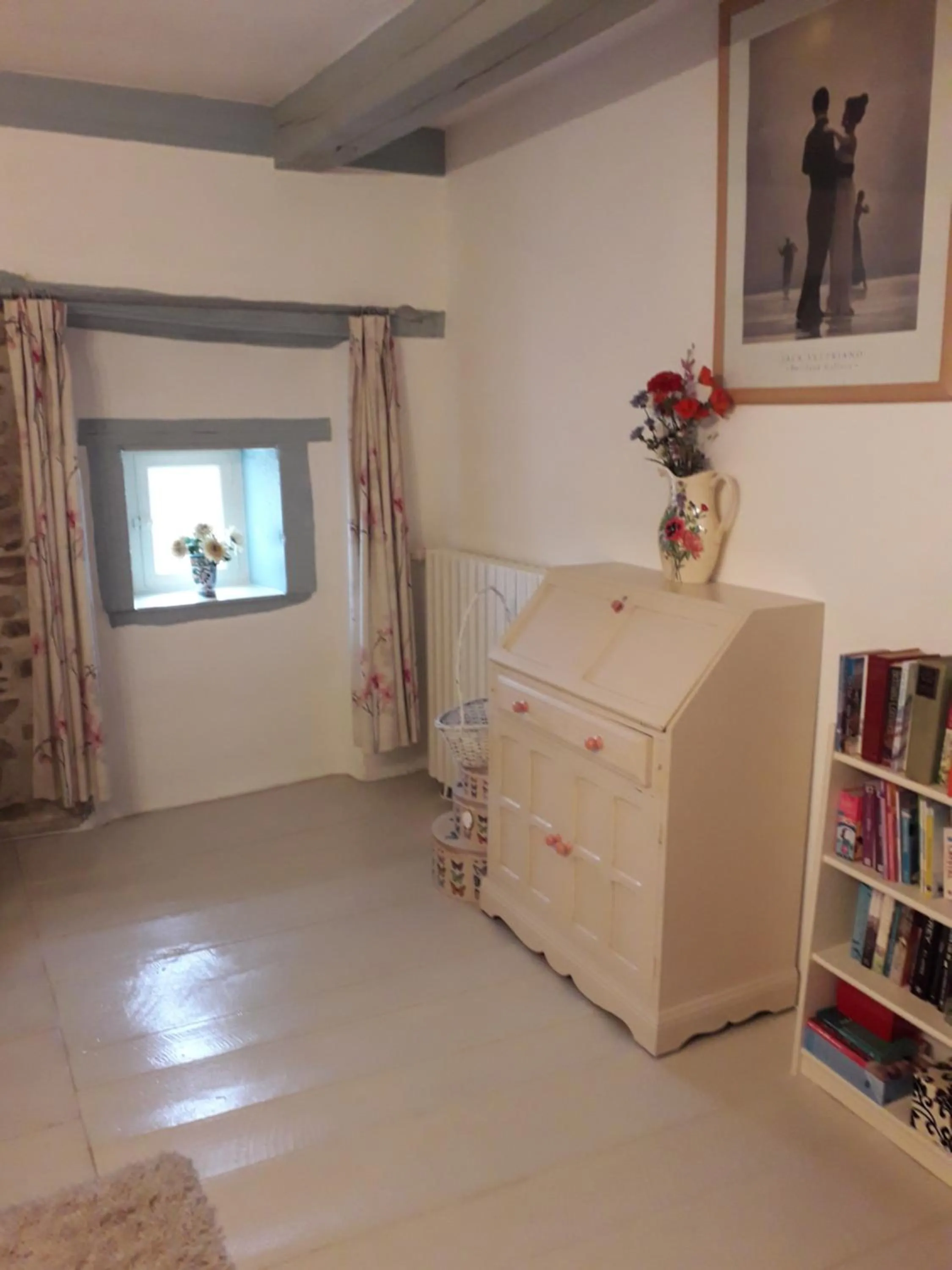 Library, Bed in La Maison Des Fleurs