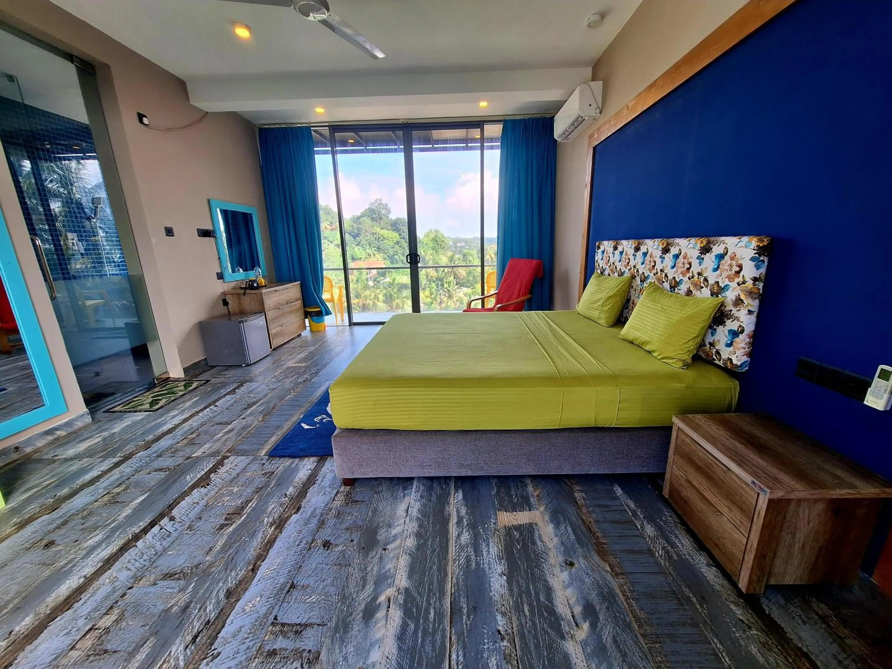 Photo of the whole room in X Mirissa