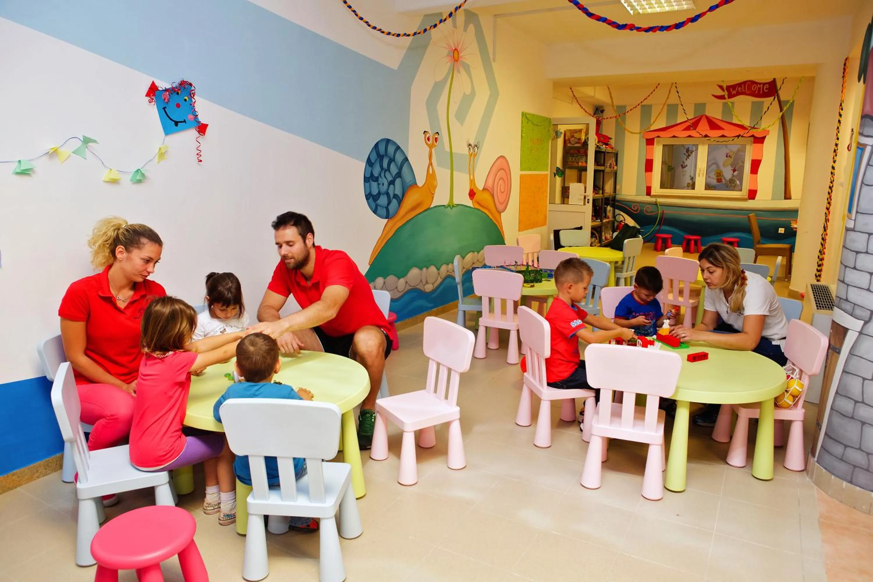 People in Residence Superior Del Mar