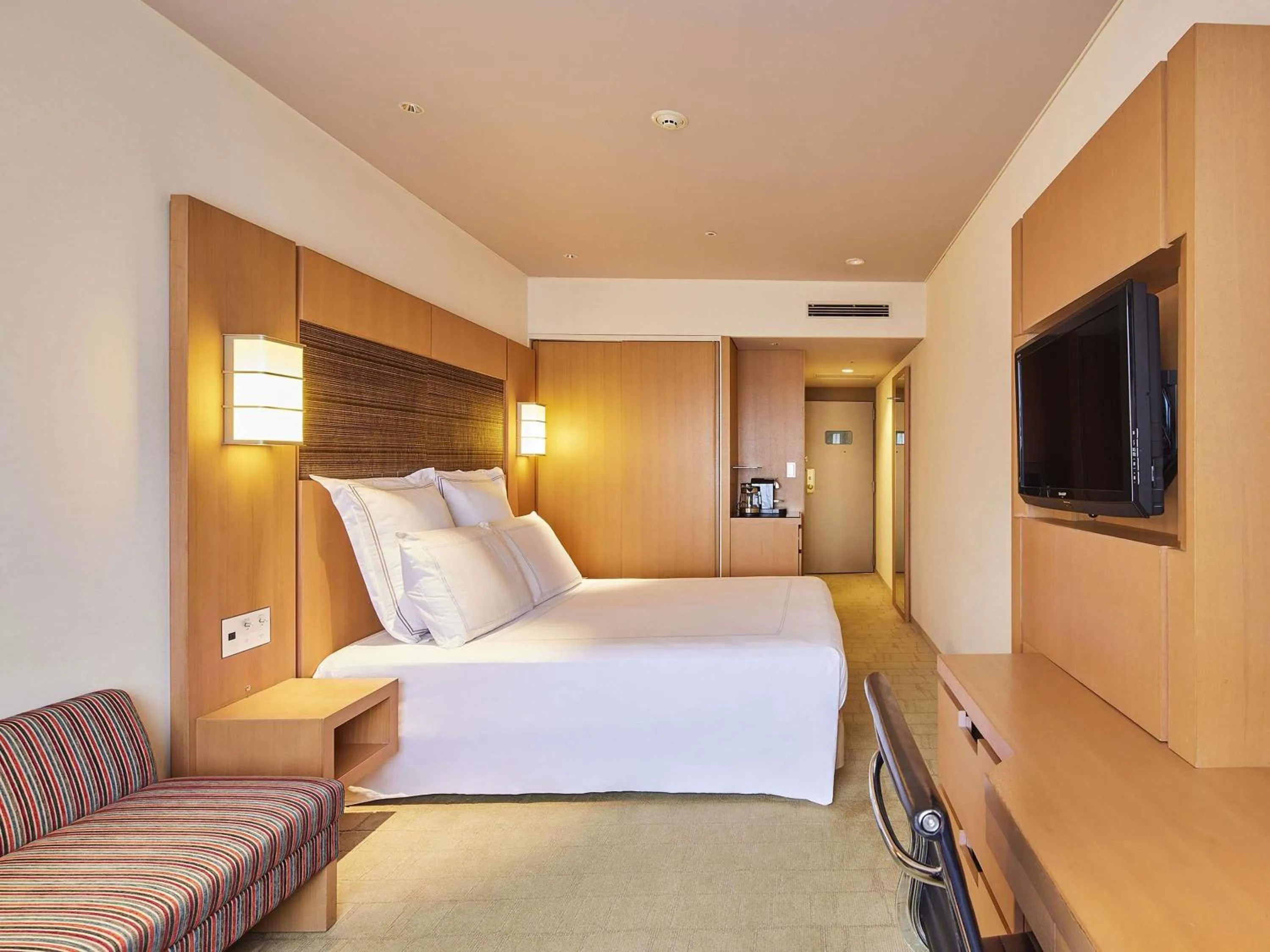 Bedroom, Bed in Swissotel Nankai Osaka