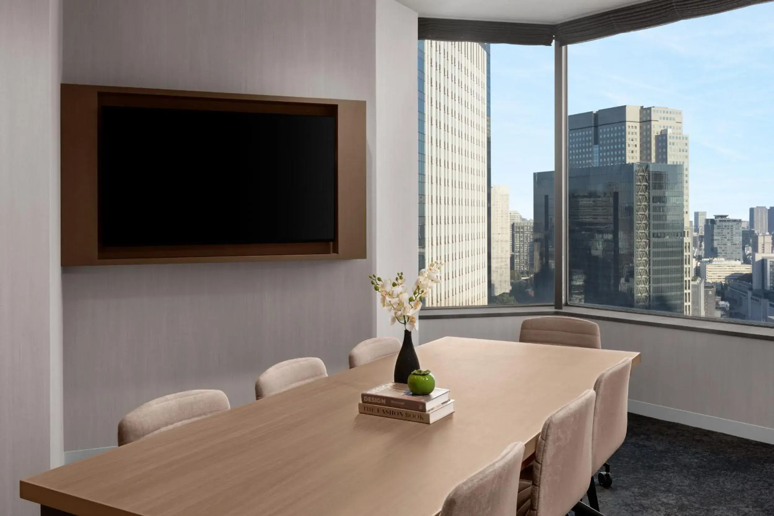 Lounge or bar in ANA InterContinental Tokyo by IHG Lounge or bar in ANA InterContinental Tokyo by IHG