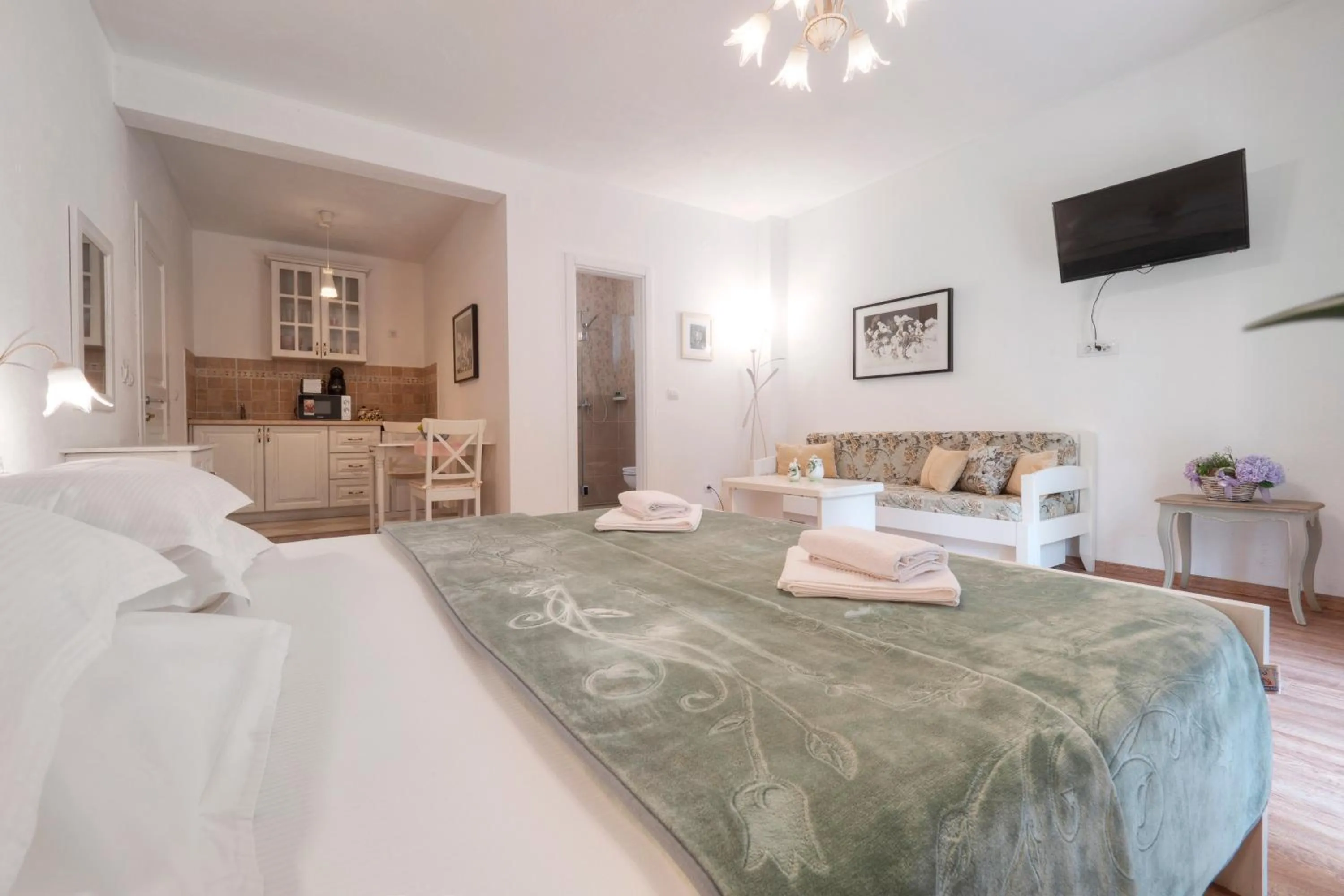 TV and multimedia, Bed in Marinero Apartments