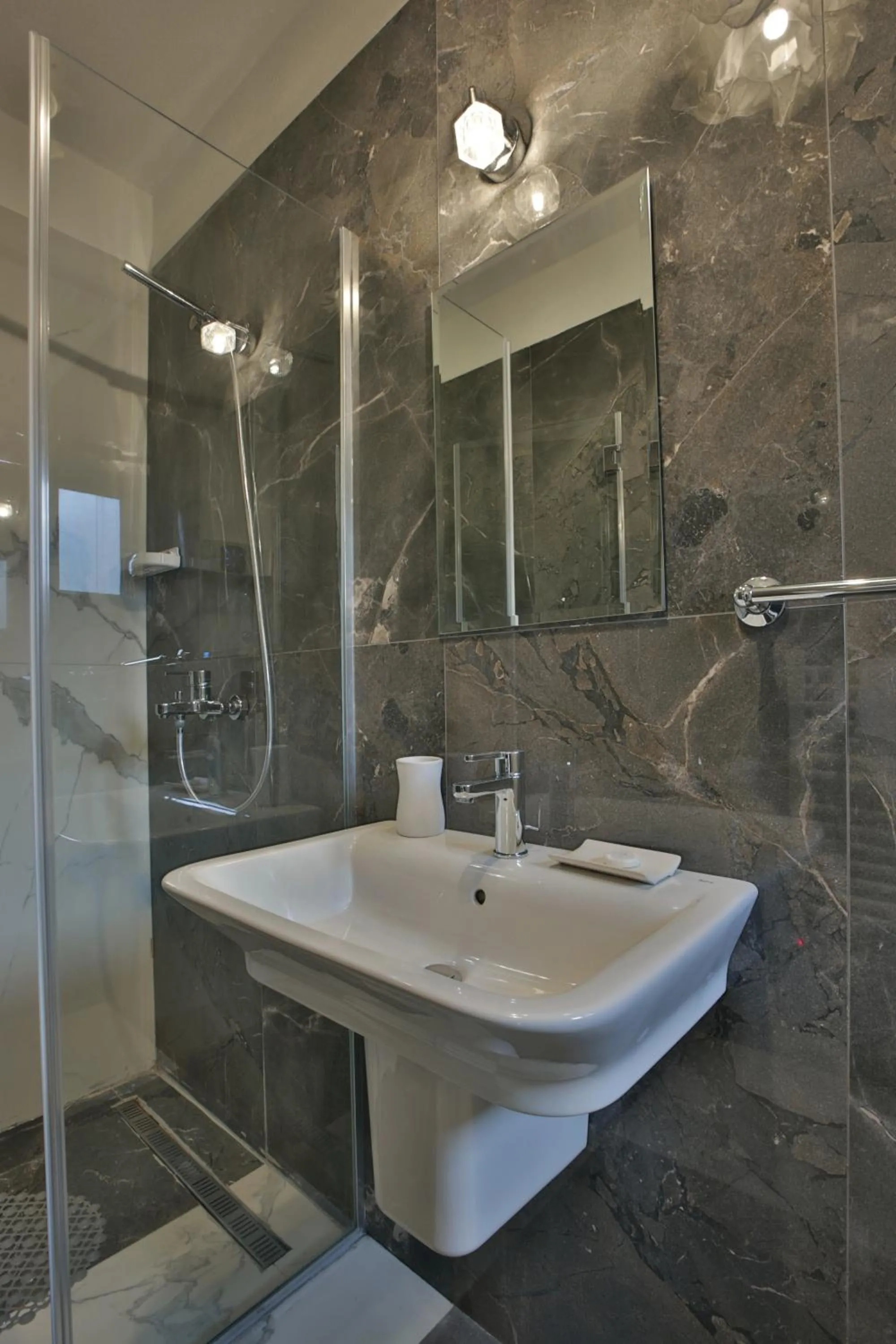 Shower in Marinero Apartments