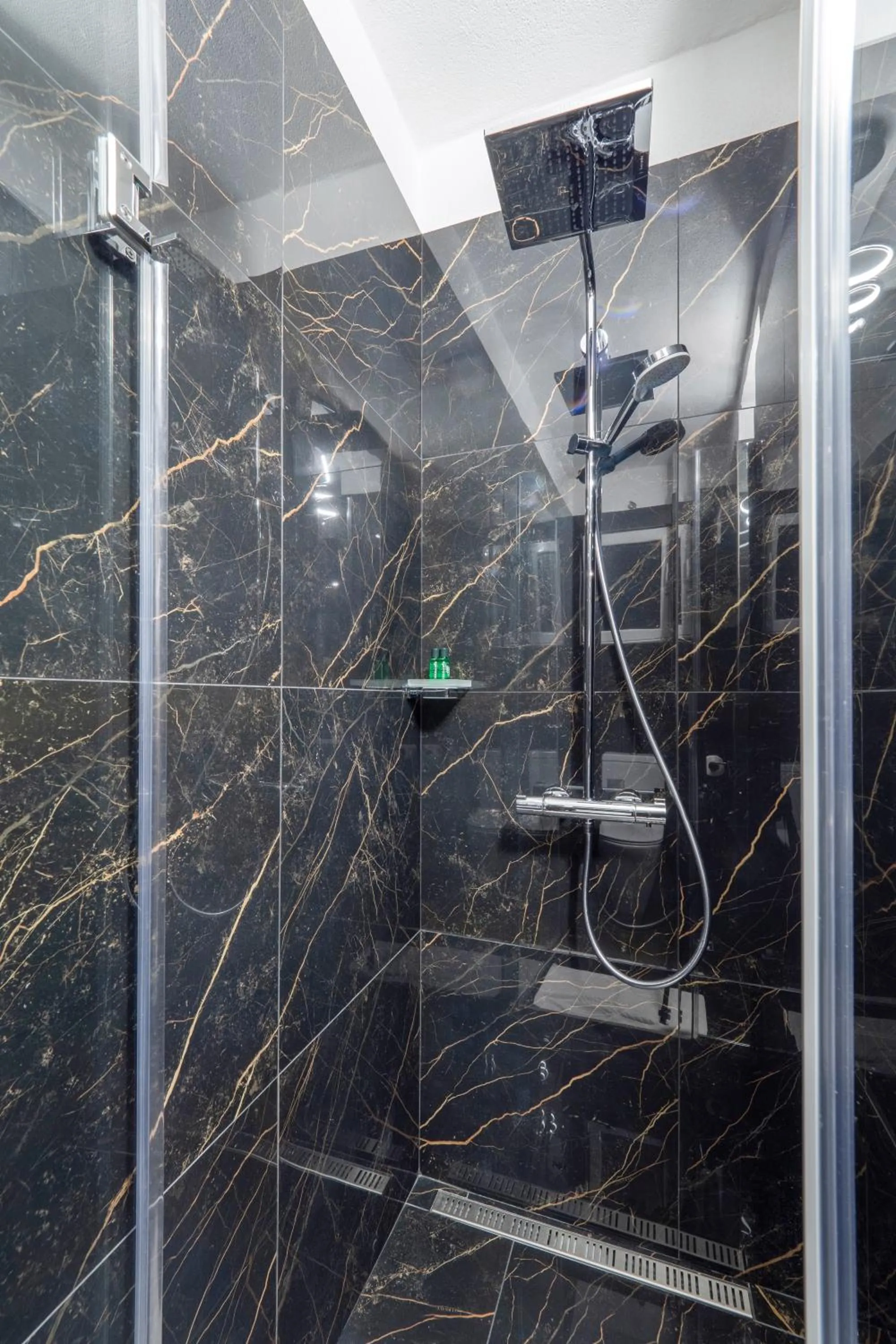 Shower in Marinero Apartments