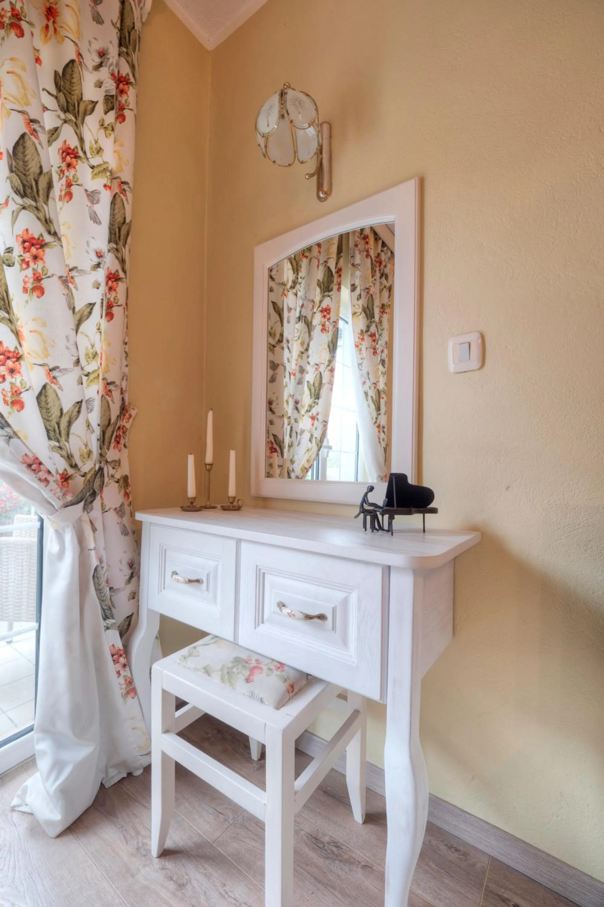 Decorative detail in Marinero Apartments