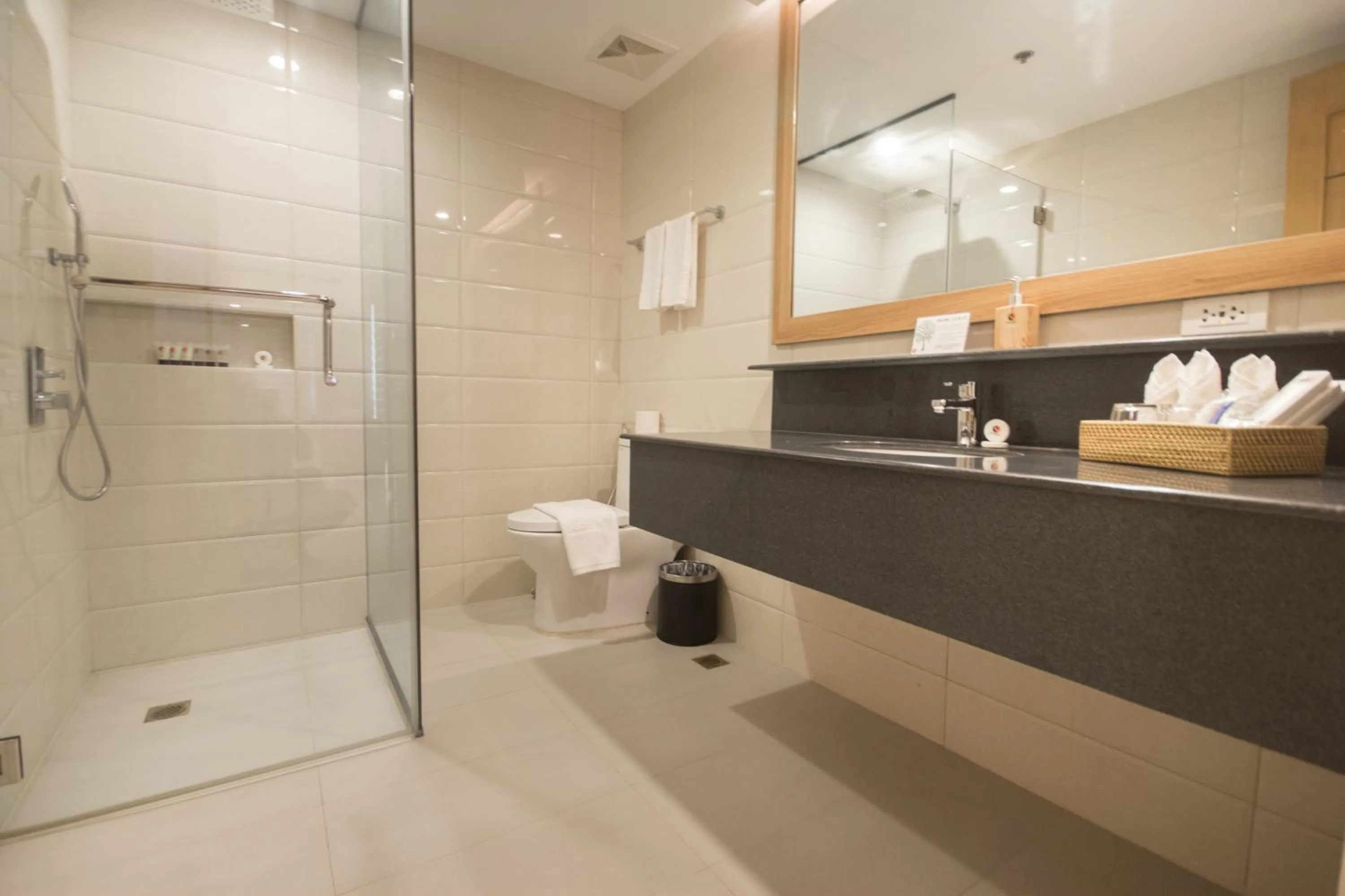 Bathroom in Commander Suites de Boracay