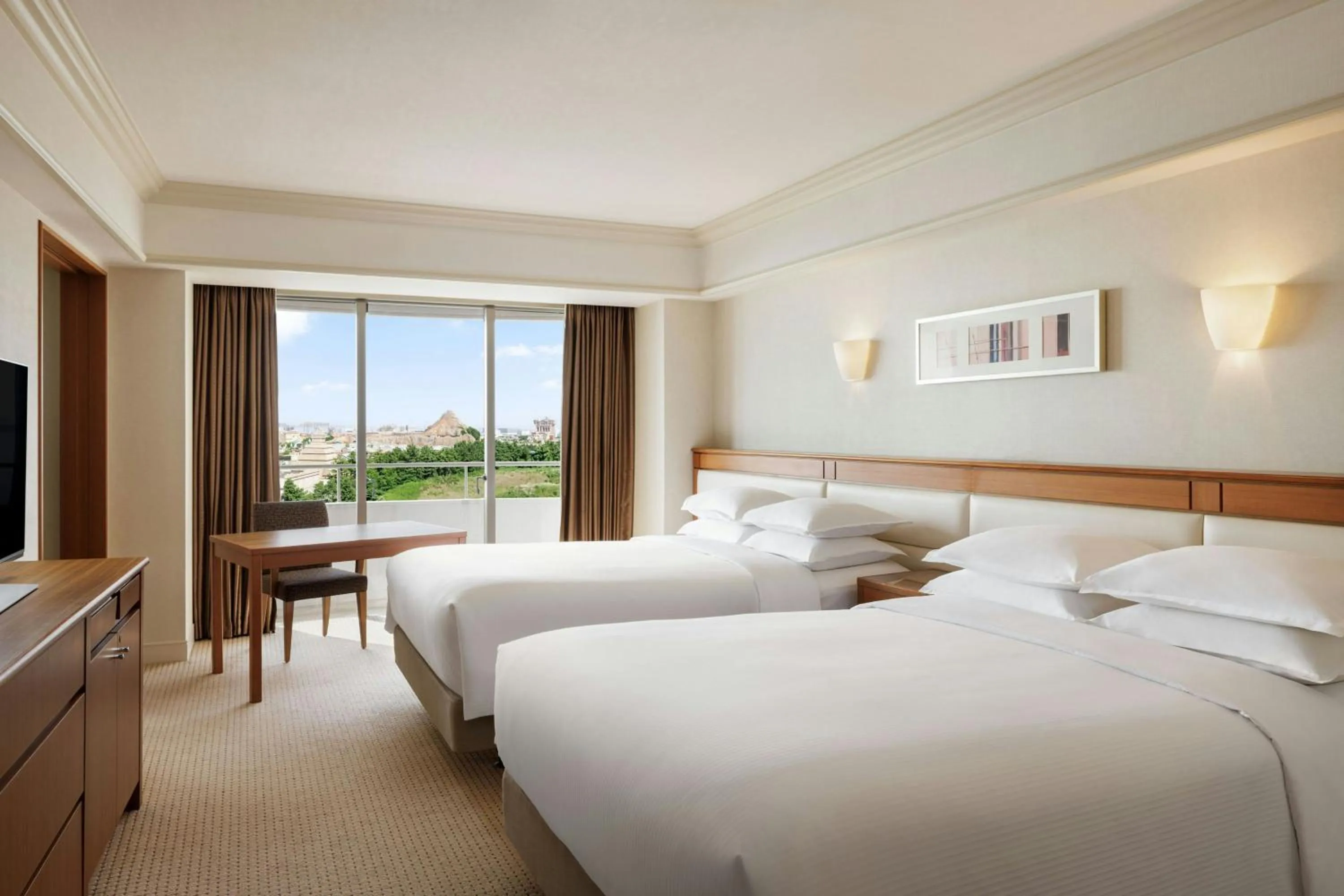 Photo of the whole room, Bed in Sheraton Grande Tokyo Bay Hotel