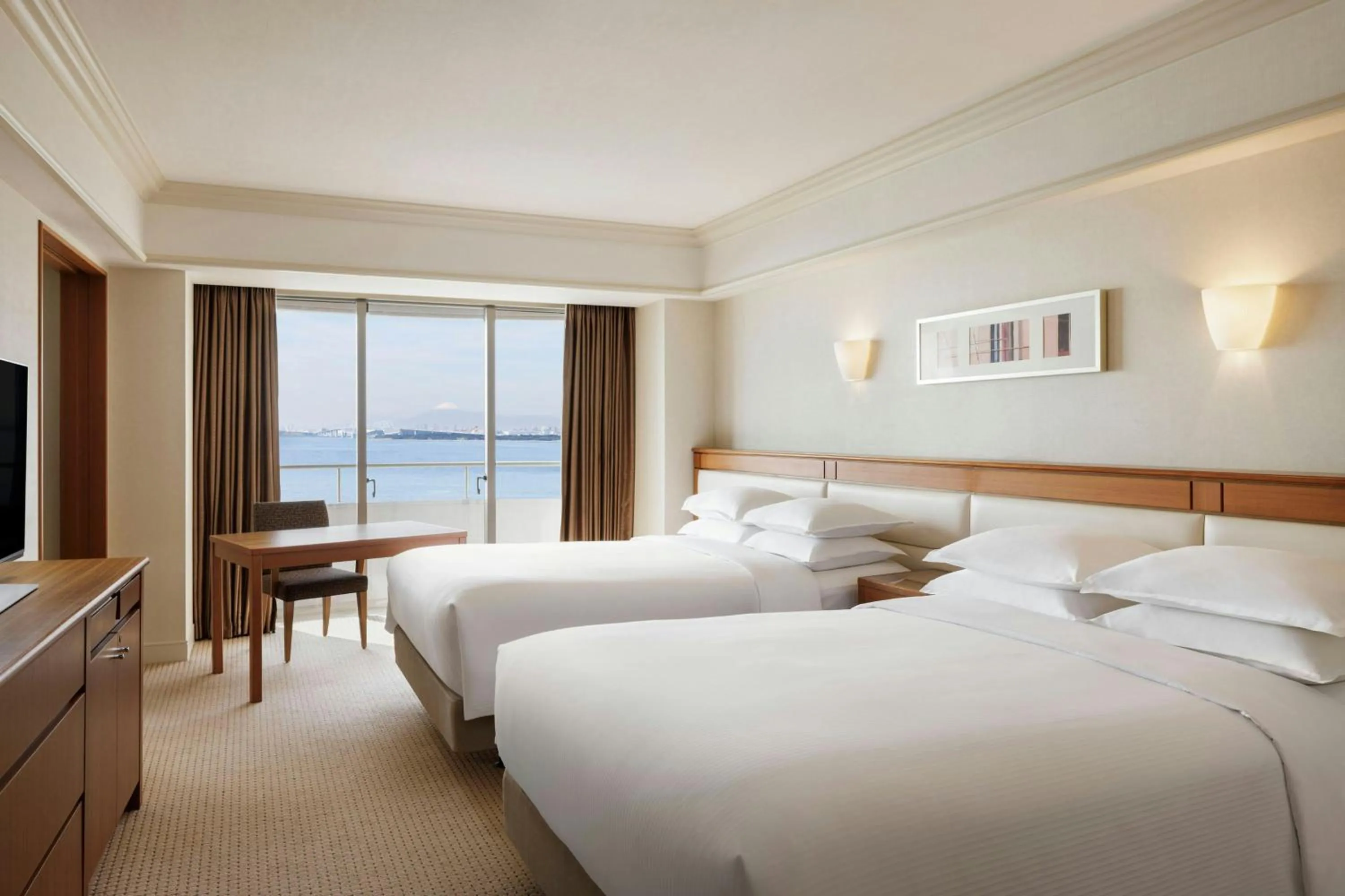Photo of the whole room, Bed in Sheraton Grande Tokyo Bay Hotel