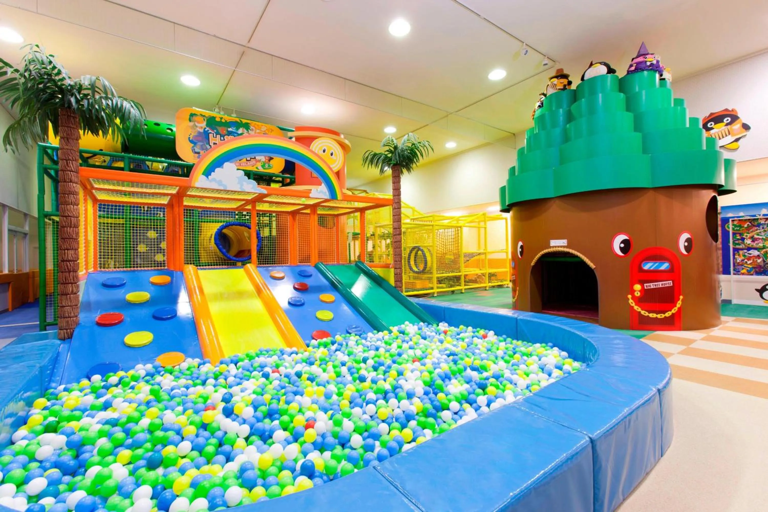 Swimming pool in Sheraton Grande Tokyo Bay Hotel