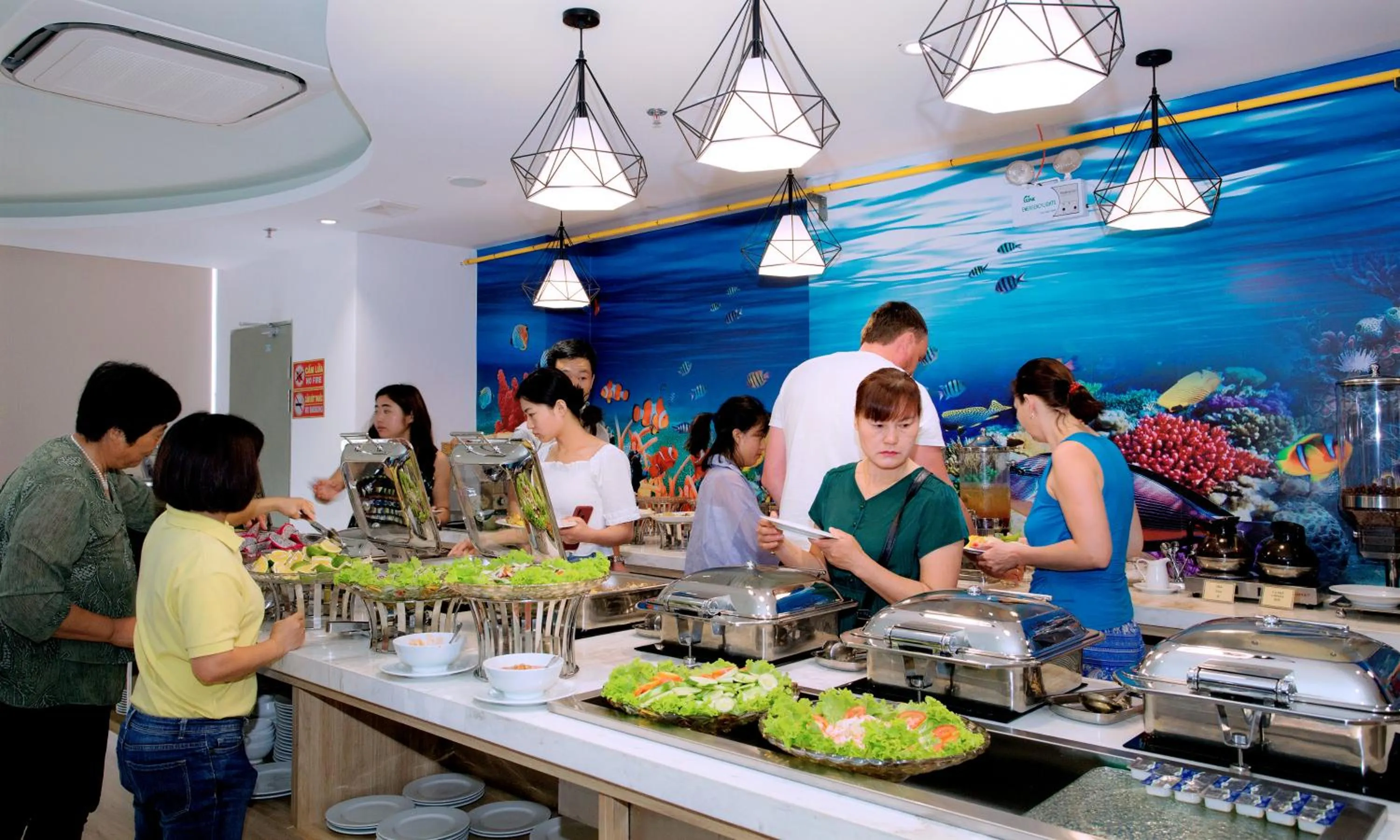 Restaurant/places to eat in Royal HPM Hotel