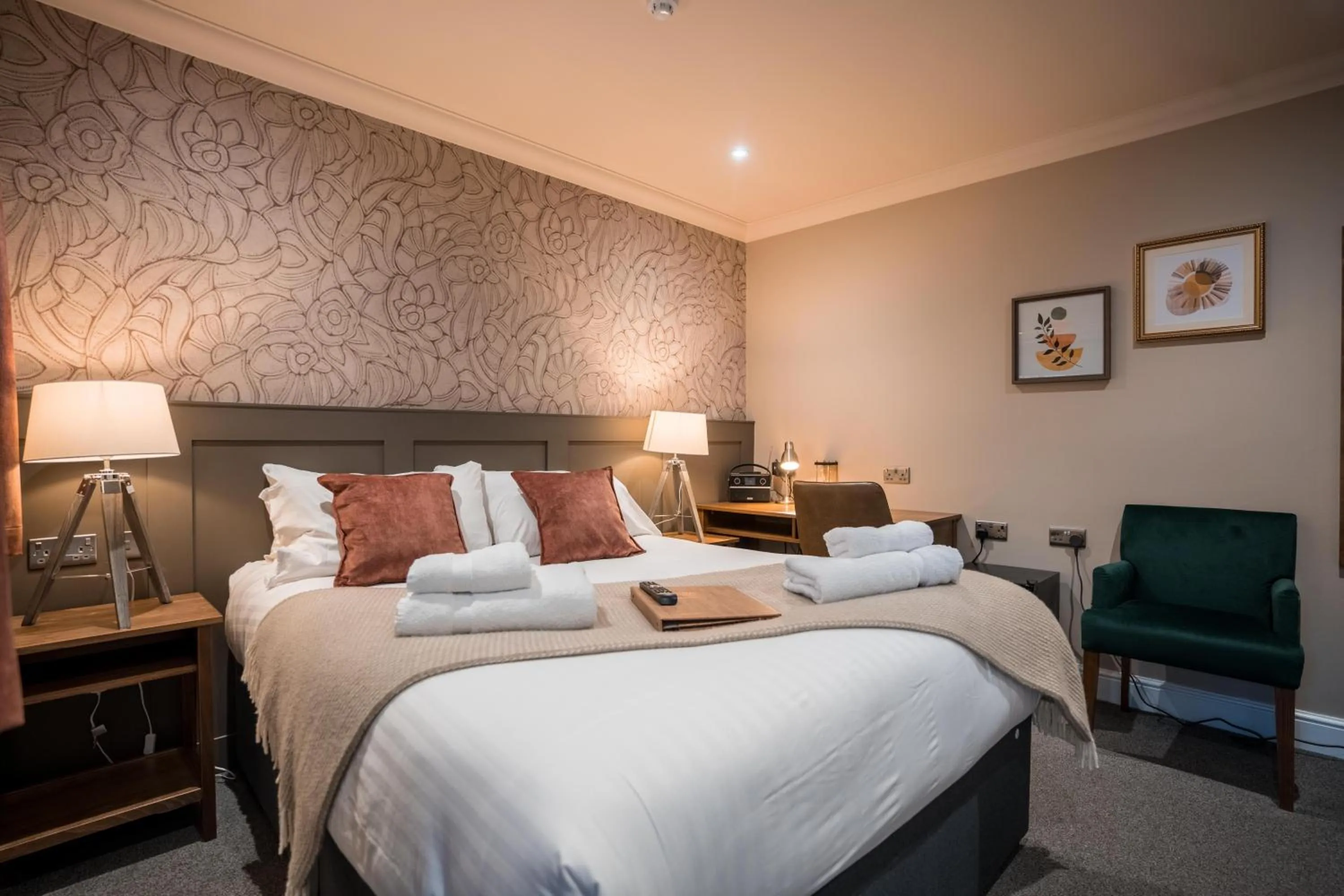 Bedroom, Bed in Harper's Steakhouse with Rooms, Southampton Swanwick Marina
