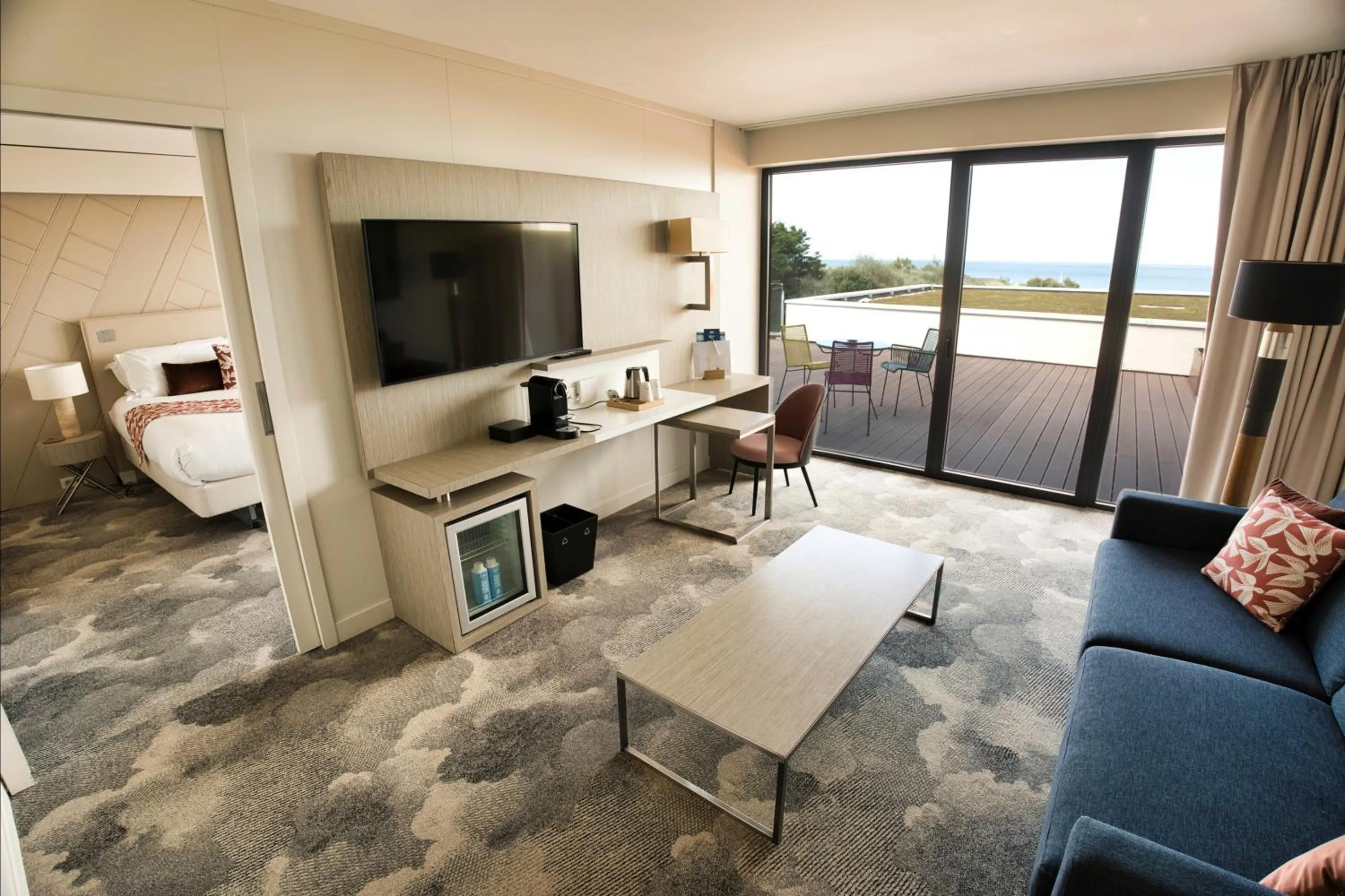 Living room, Bed in Thalazur Cabourg - Hôtel & Spa