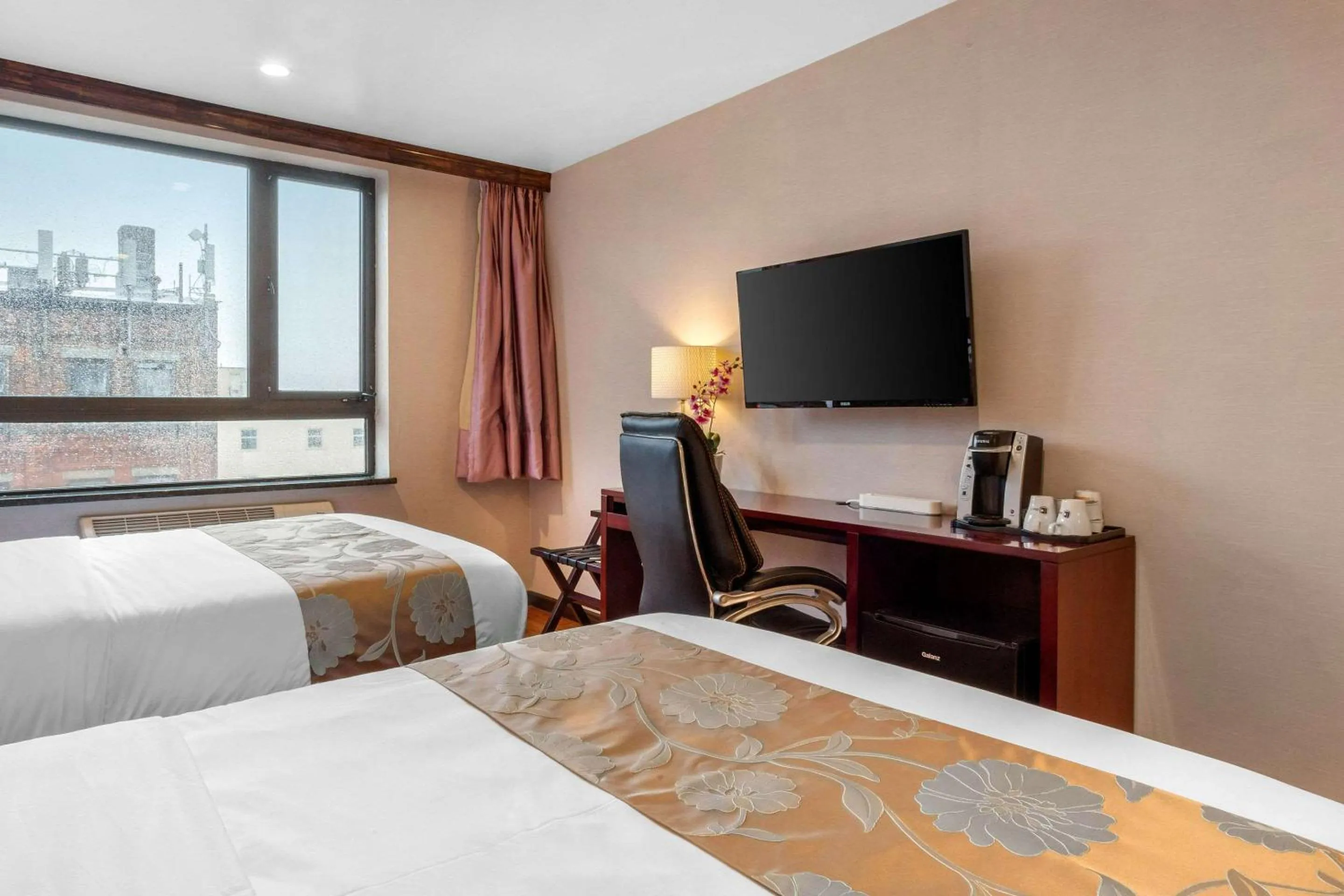 Photo of the whole room, Bed in The L Hotel