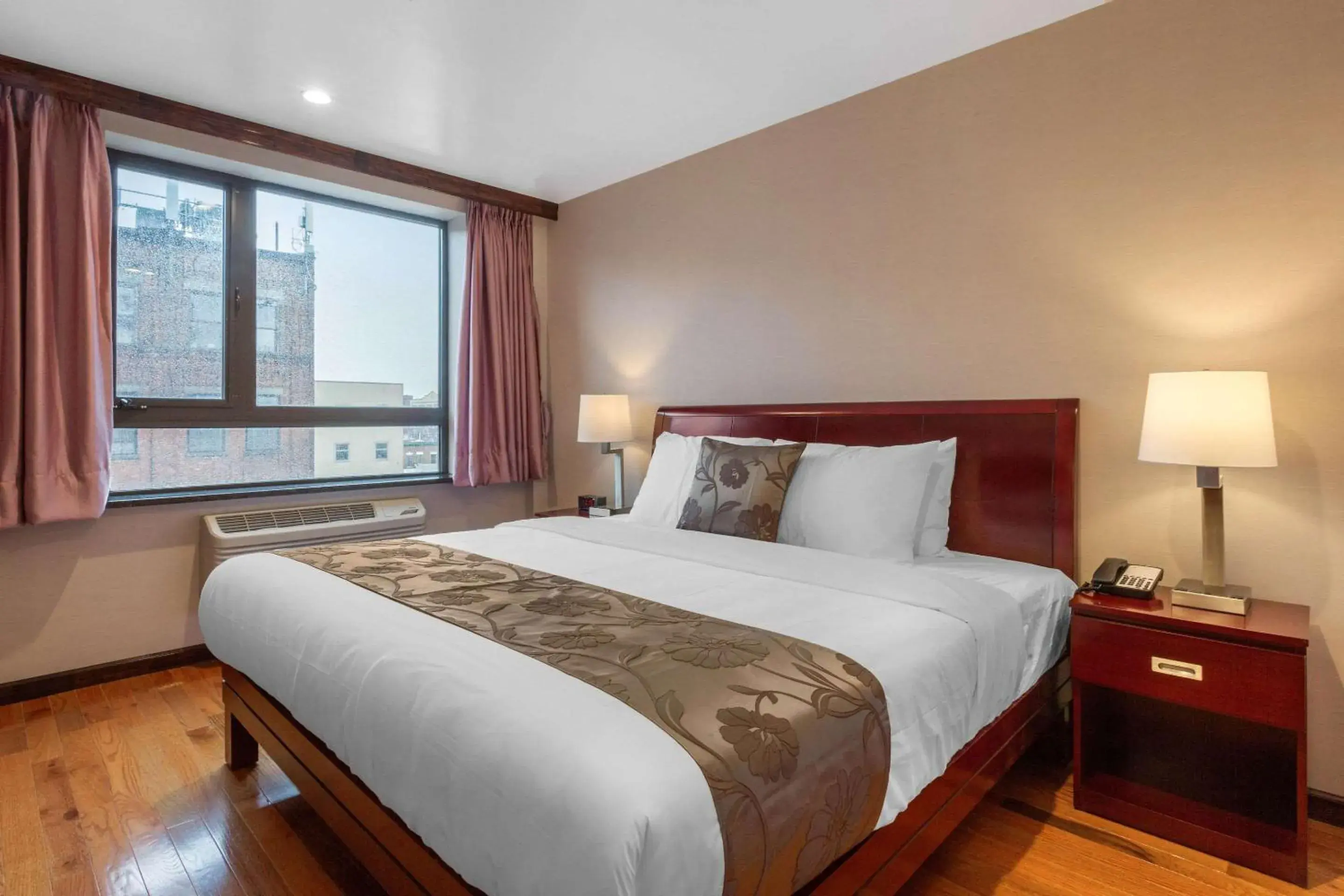 King Room - Accessible/Non-Smoking in The L Hotel King Room - Accessible/Non-Smoking in The L Hotel